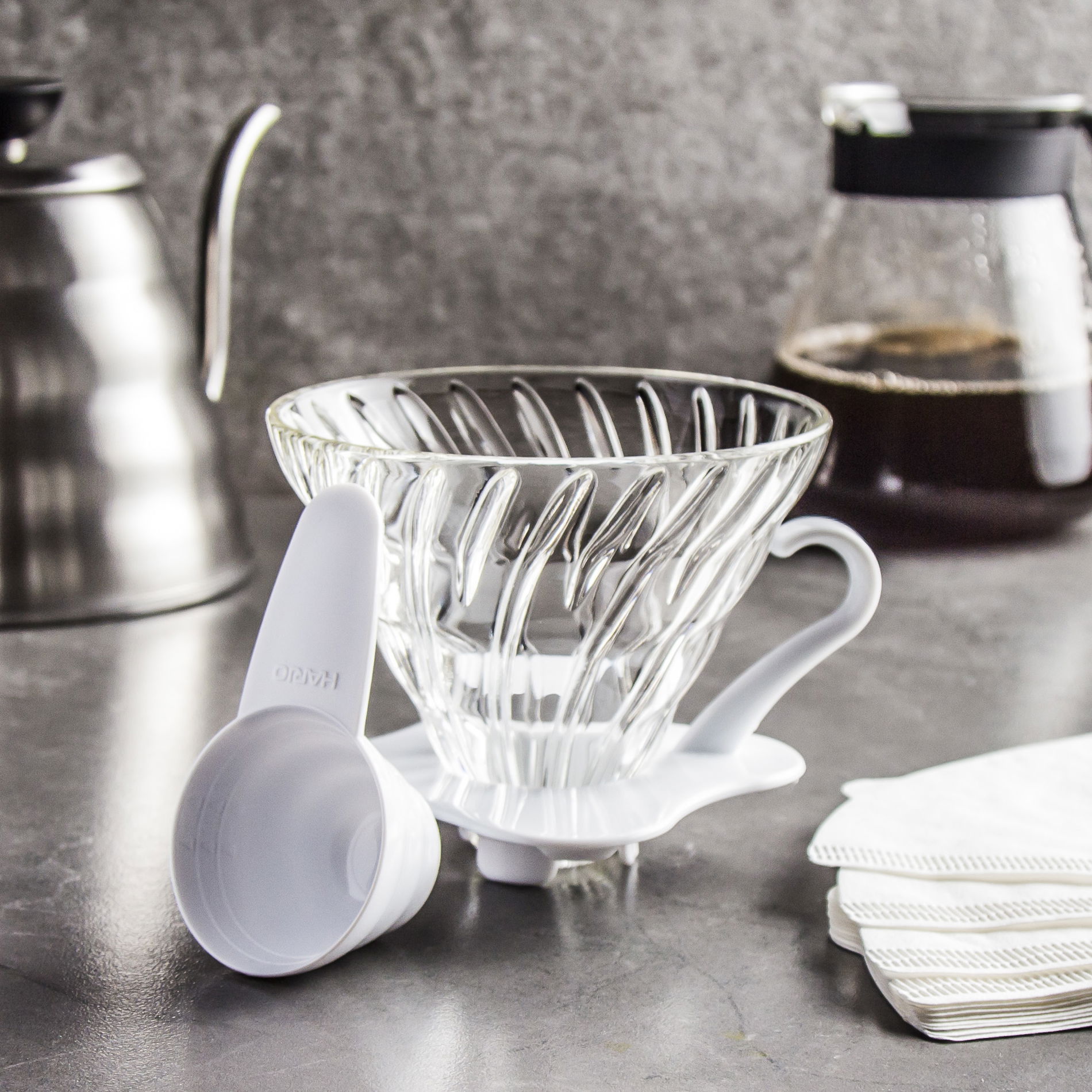 HARIO Dripper V60-02 – skleněný dripper na kávu s měrkou
