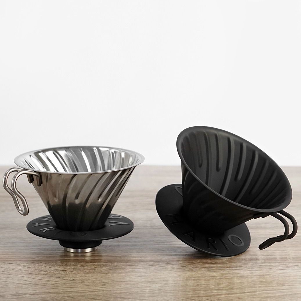 HARIO Drip V60-02 černý – nerezový dripper/filtr na kávu