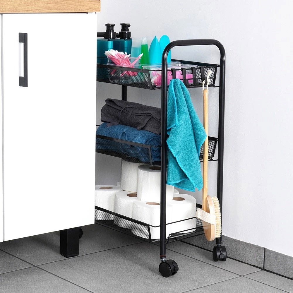 Trojpodlažný kovový kúpeľňový regál s háčikmi 66 cm