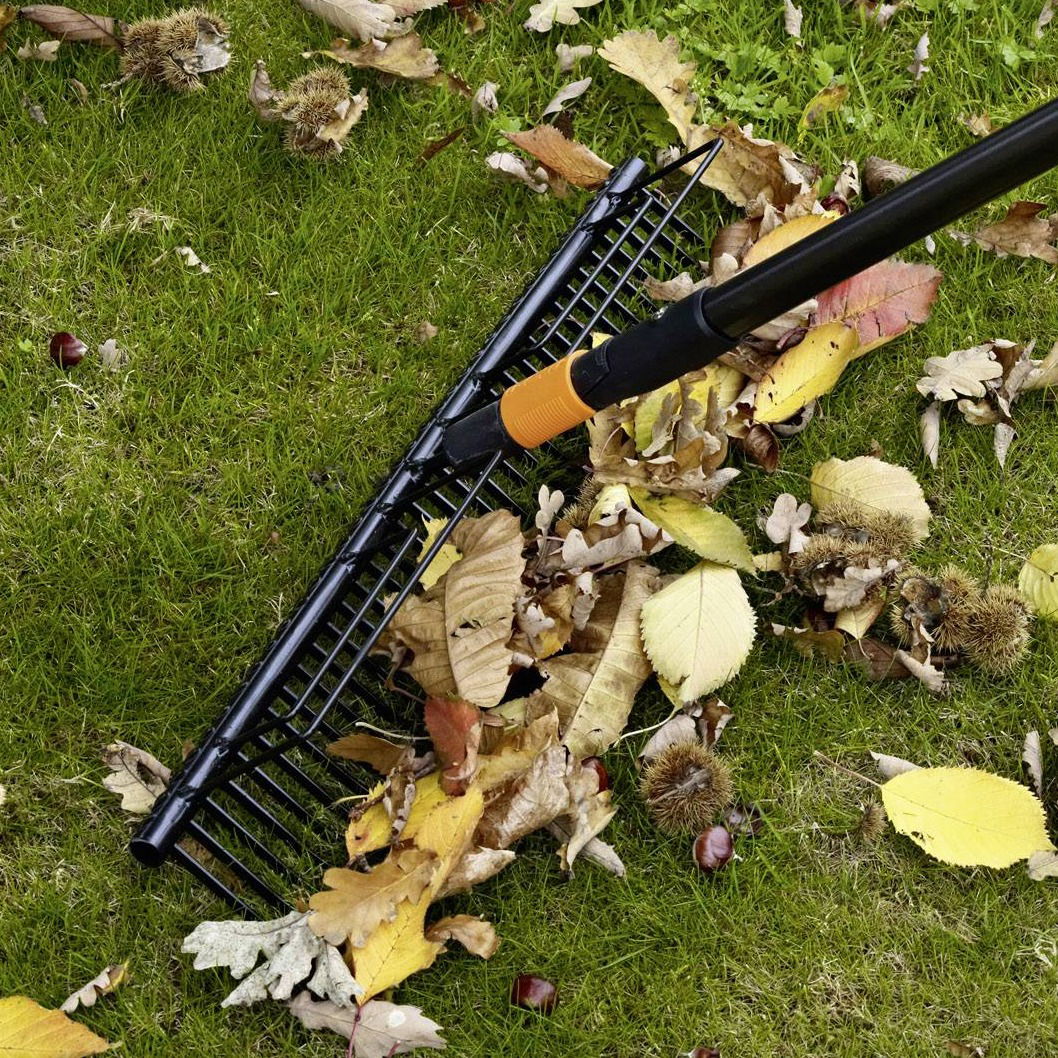 FISKARS QuikFit Zberač Rake - záhradné hrable z nehrdzavejúcej ocele