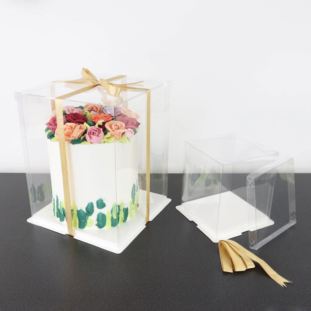 PME 20.3 x 20.3 x 30.5 cm - krystalicky čirá krabice na dort z PET plastu se zlatou základnou a stuhou