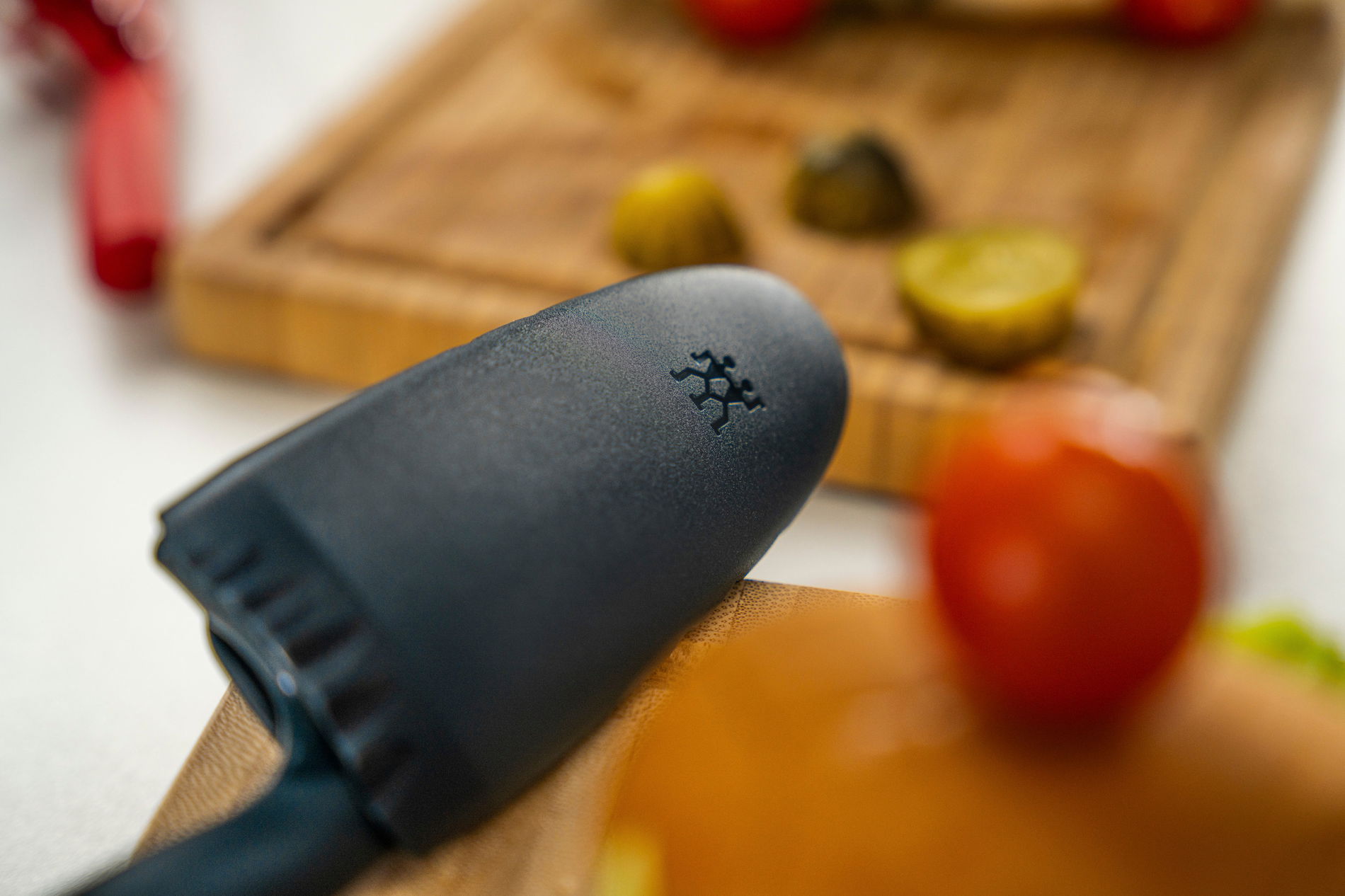 ZWILLING Twinny 10 cm modrý - nůž šéfkuchaře z nerezové oceli z osłonką