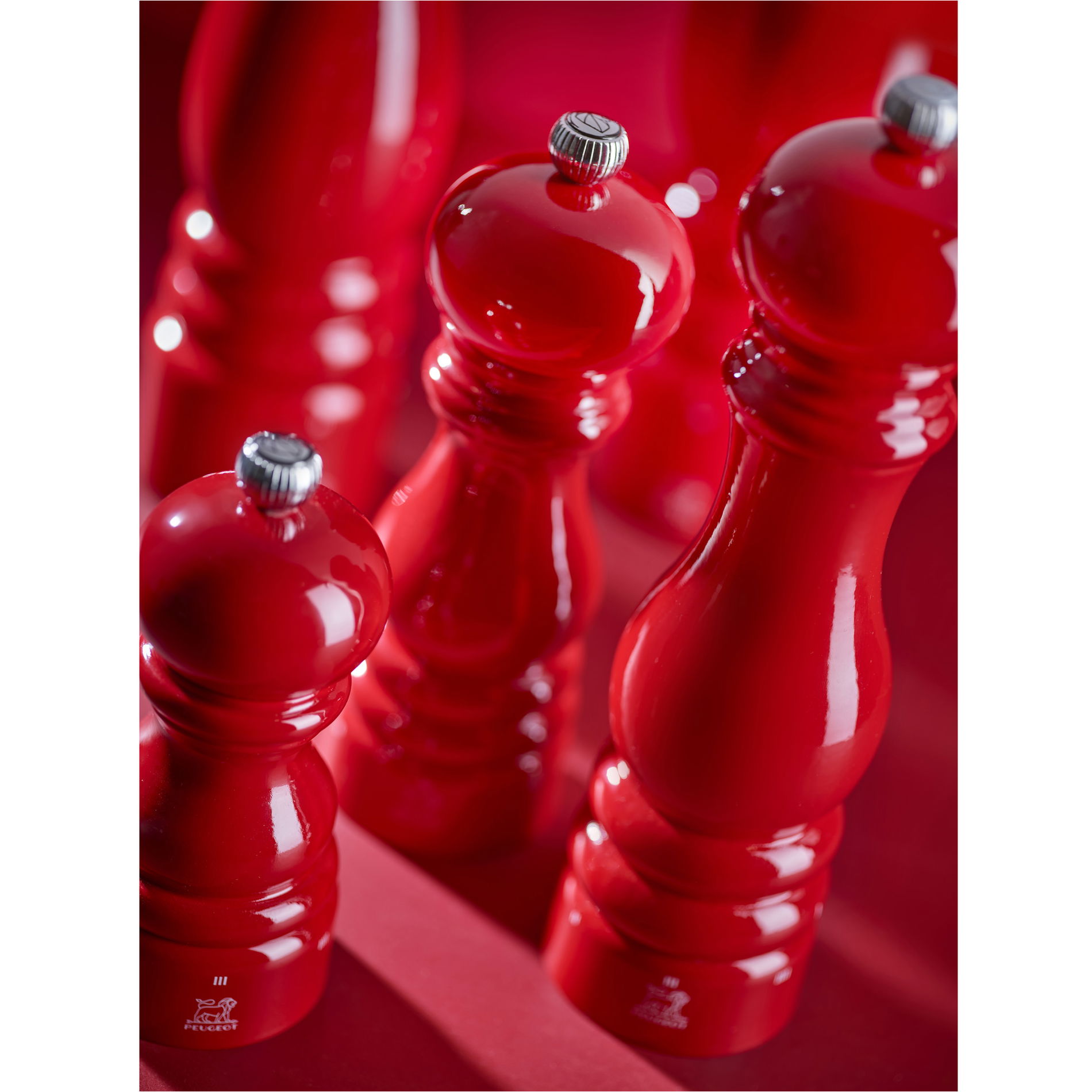 PEUGEOT Paris Lacquer Red Passion 12 cm tmavě červená - dřevěný ruční mlýnek na pepř