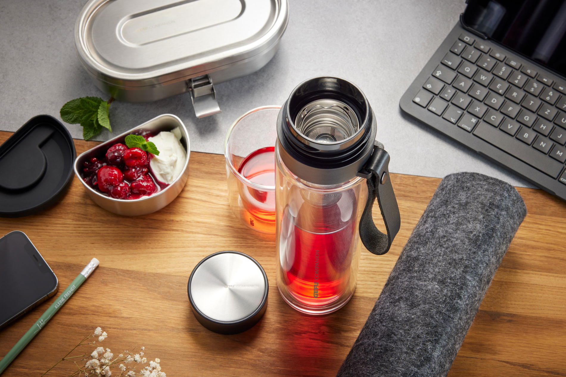 GEFU Companion 0,45 l - skleněná láhev na vodu a nápoje s infuzérem