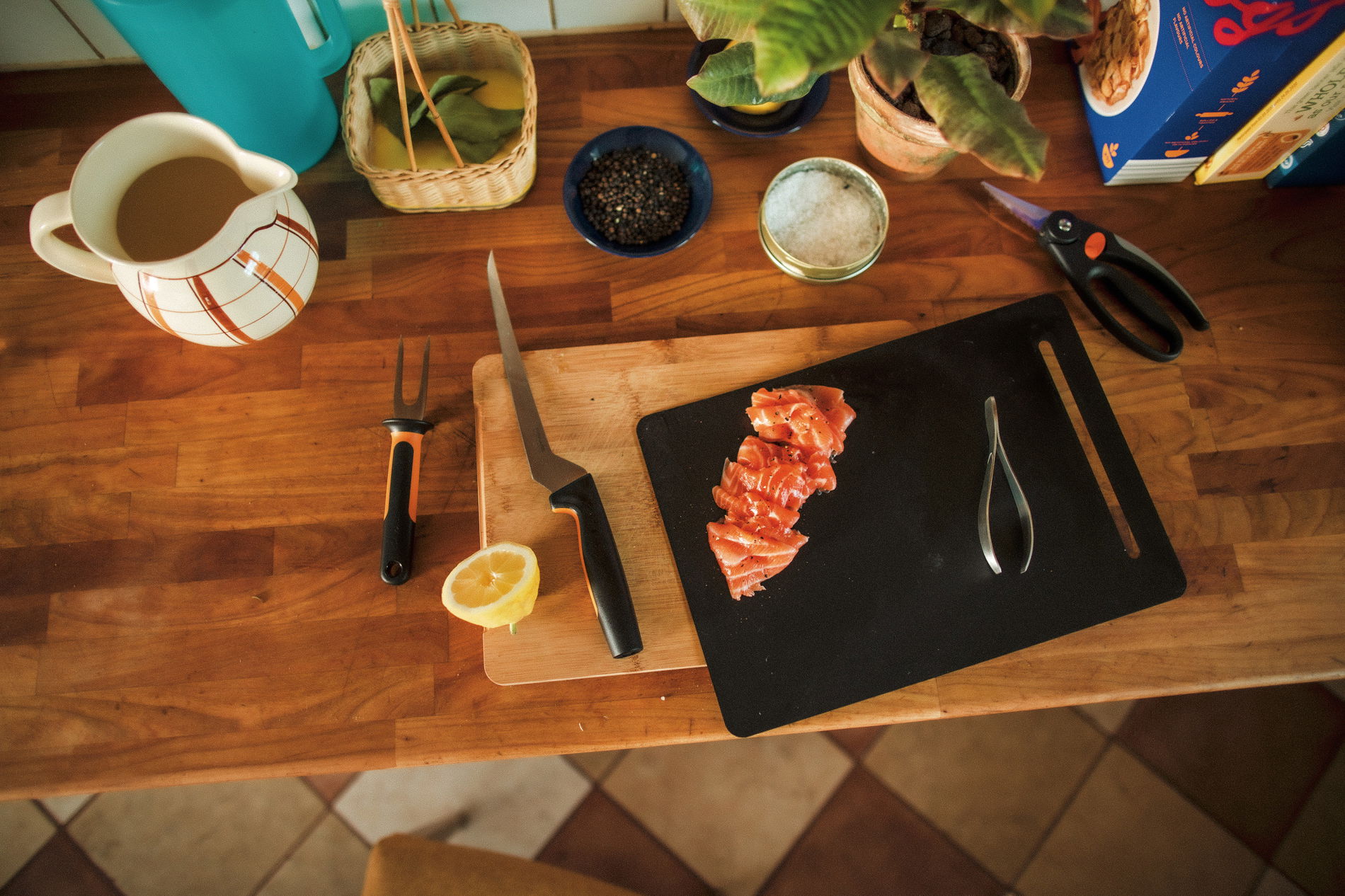 FISKARS Functional Form 22 cm černý - nůž na filetování ryb z nerezové oceli