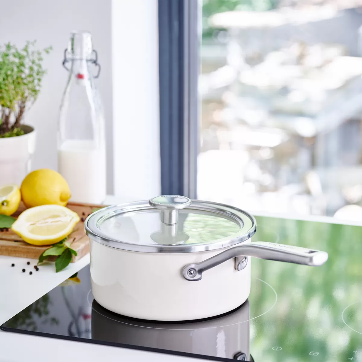 KITCHENAID Steel Core Enamel 2 l krémový - smaltovaný kastrol s poklicí