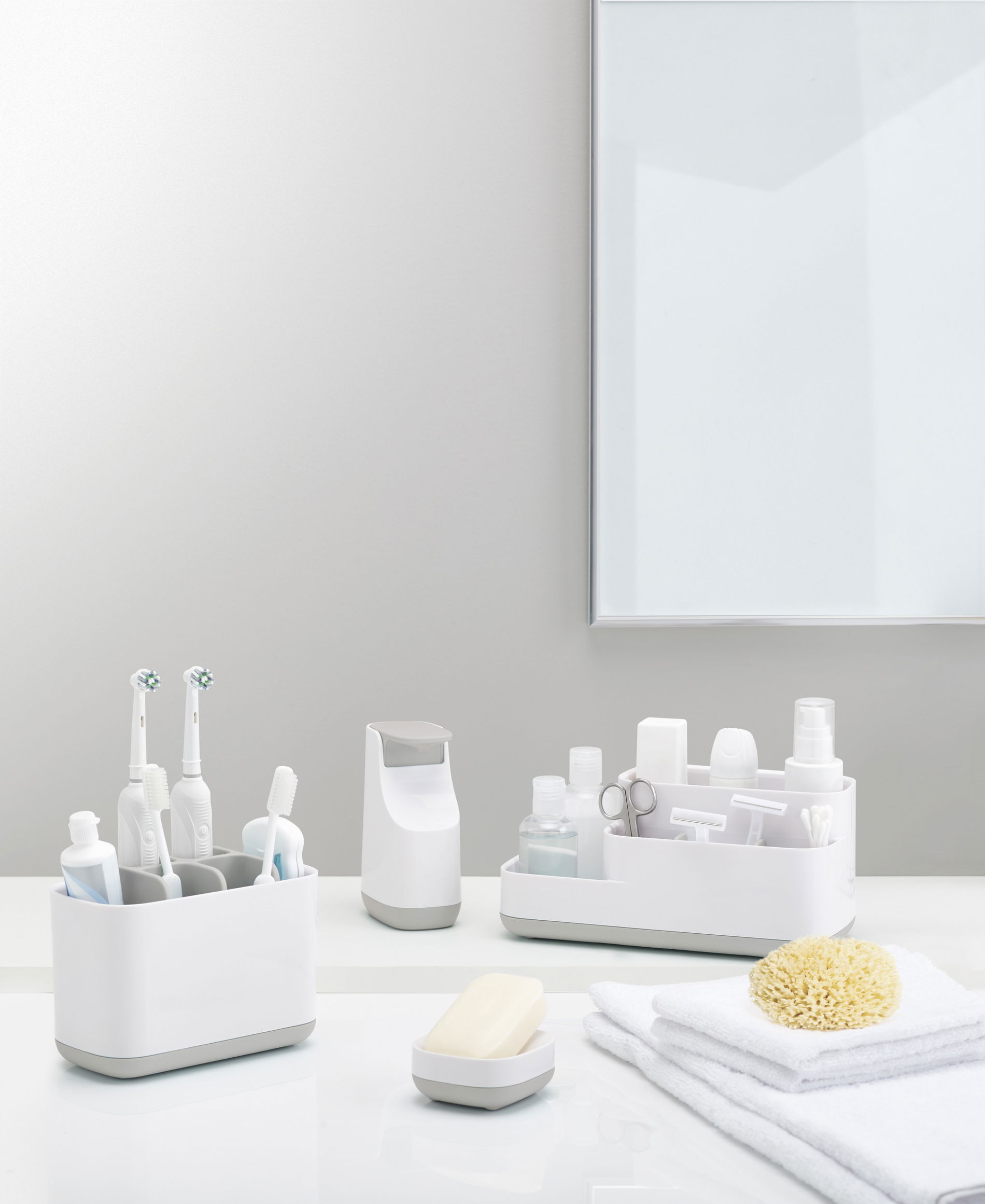 JOSEPH JOSEPH Easy Store Big bílo-šedý – plastový kelímek na zubní kartáčky