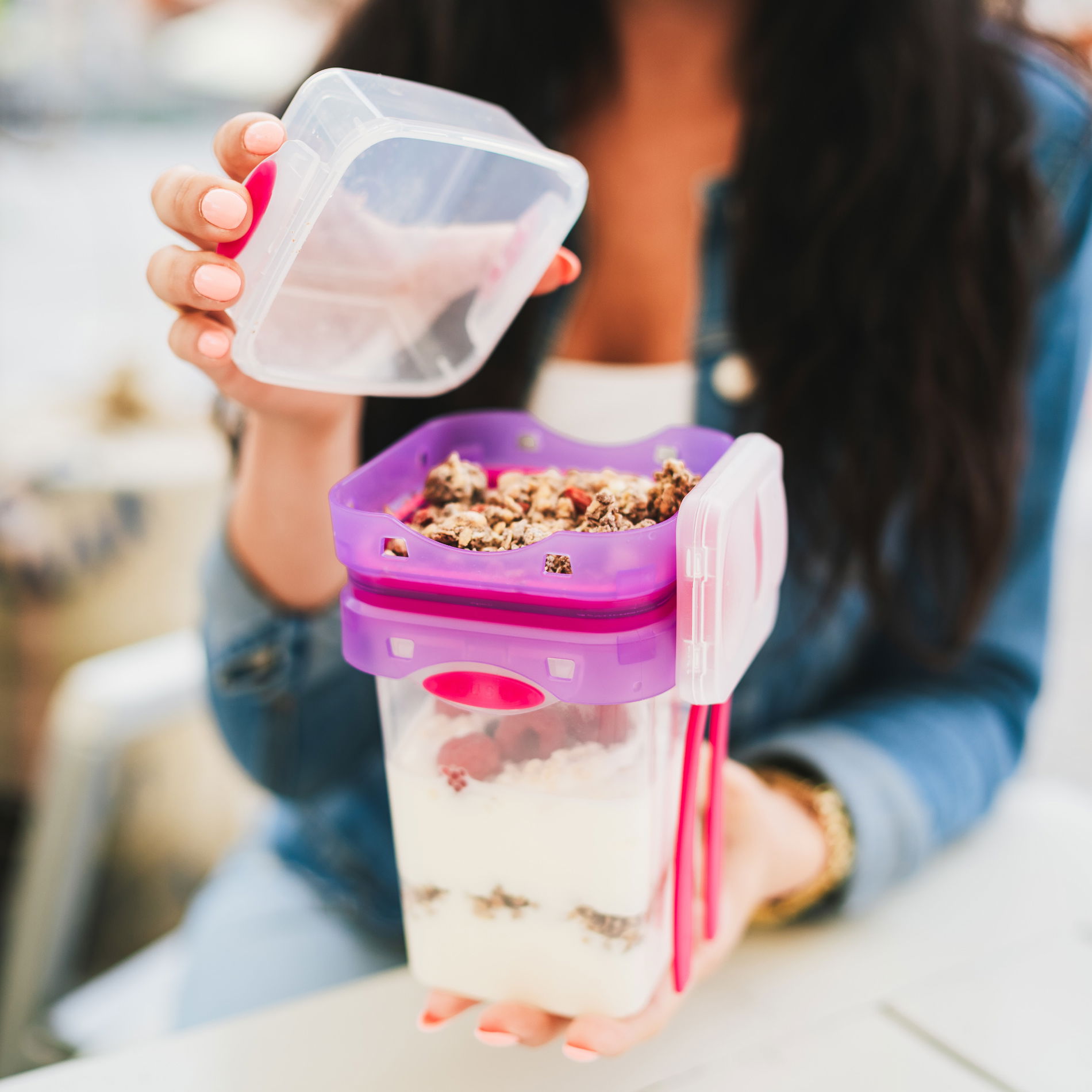 VIALLI DESIGN Foodie Push Push 0,88 l fuksia - plastový obedový box so príbormi dvojkomorový
