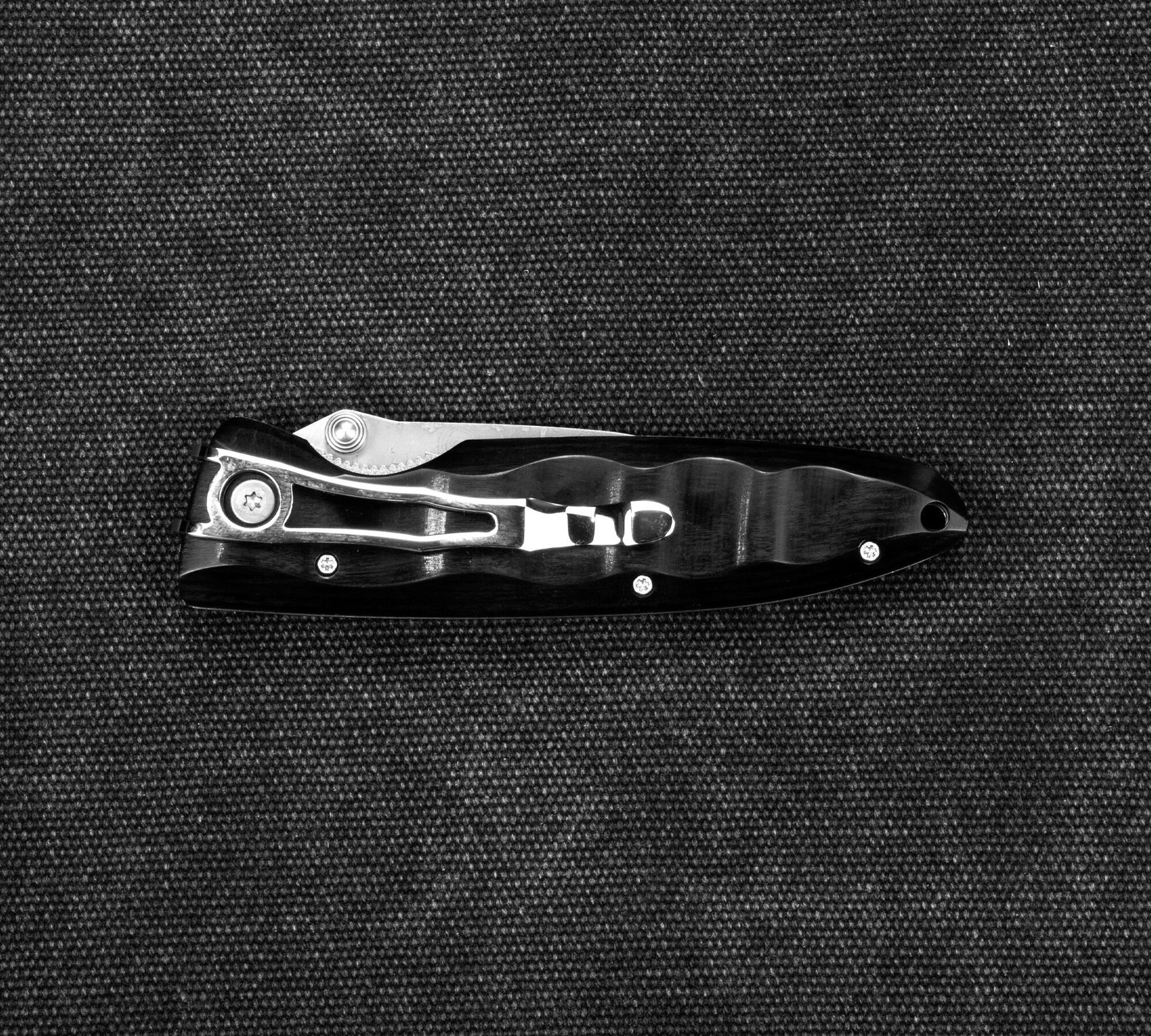MCUSTA Classic Wave Black Pakka Damascus 8,5 cm - japoński nóż survivalowy składany ze stali damasceńskiej