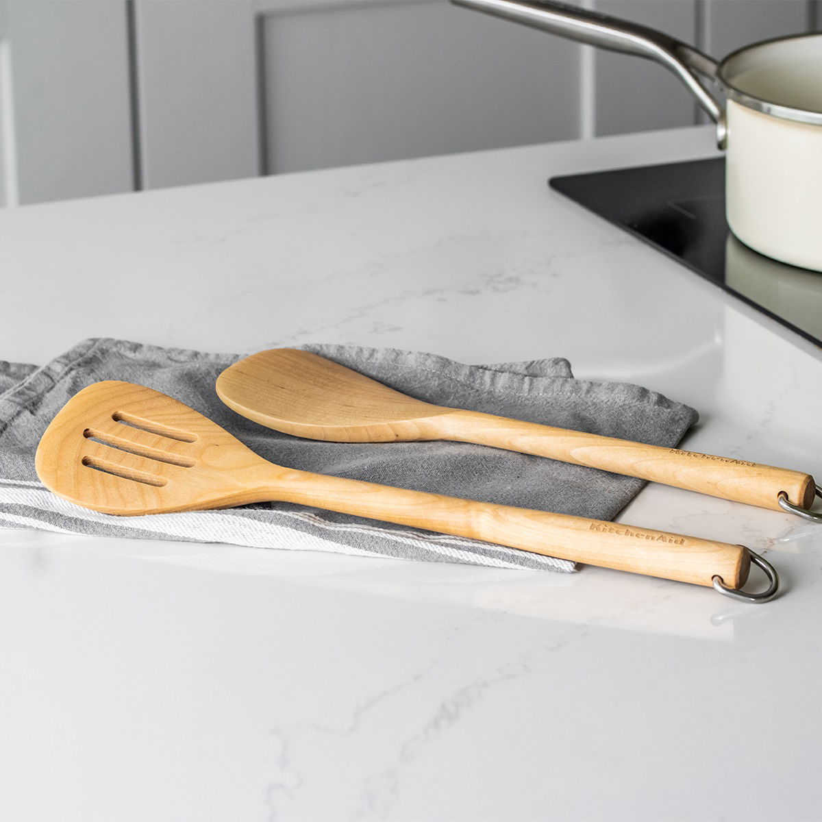 KITCHENAID Coreline Brich 33,7 cm - drevěná kuchyňská lopatka s otvory