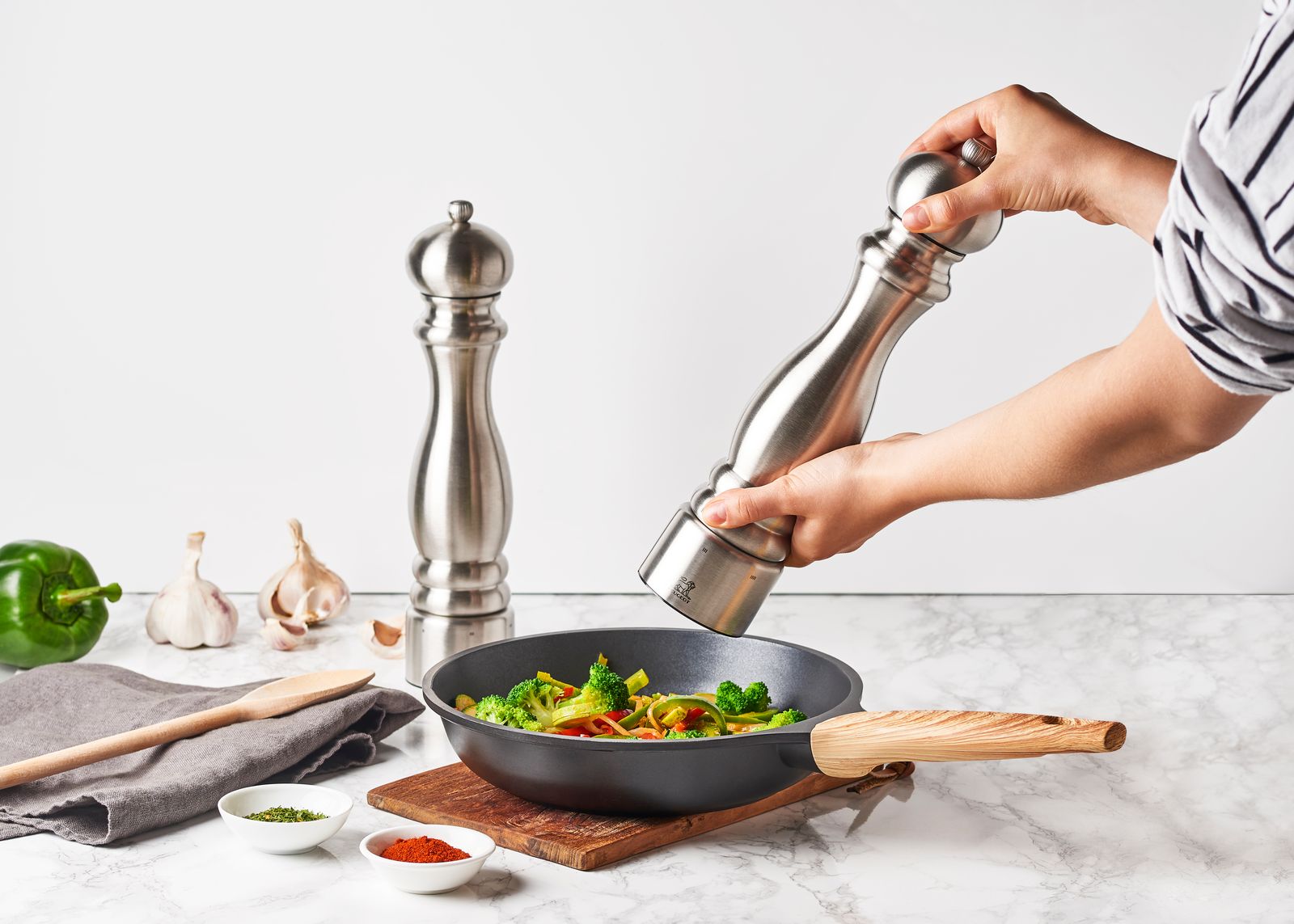 PEUGEOT Paris Chef 30 cm - ocelový ruční mlýnek na pepř