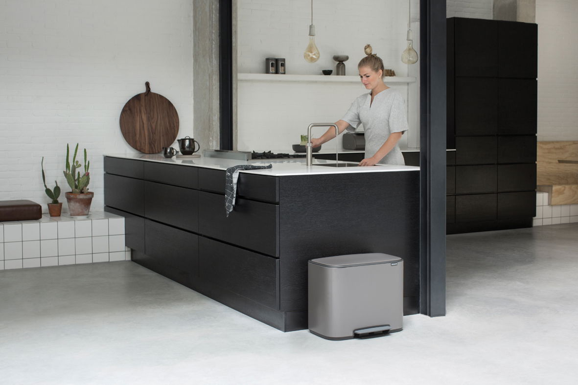 BRABANTIA Bo 34 l tmavě béžový - odpadkový koš s pedálem z nerezové oceli dvoukomorový