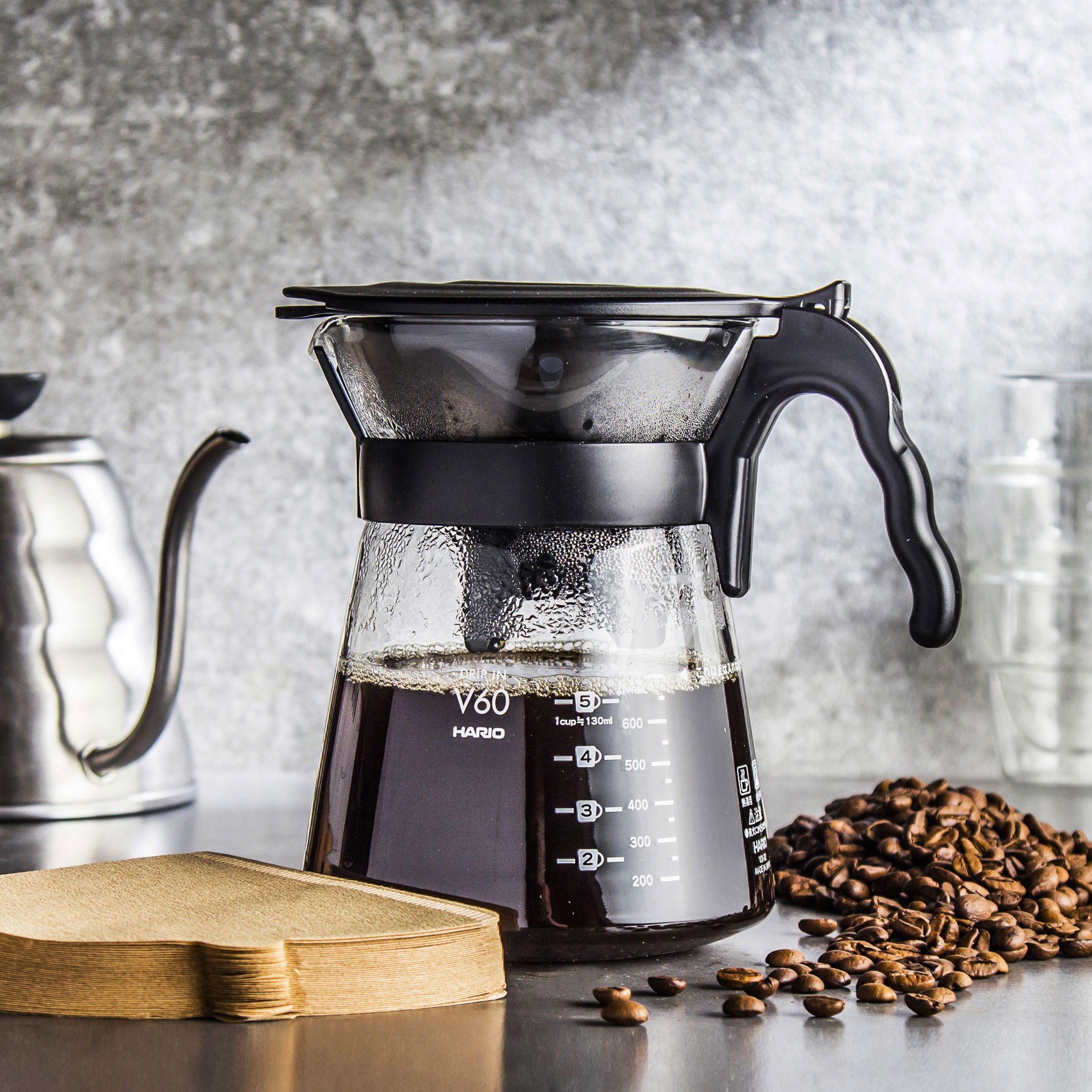 HARIO V60-02 Drip-In Server 0,7 l černý – plastový dripper/filtr na kávu s konvičkou