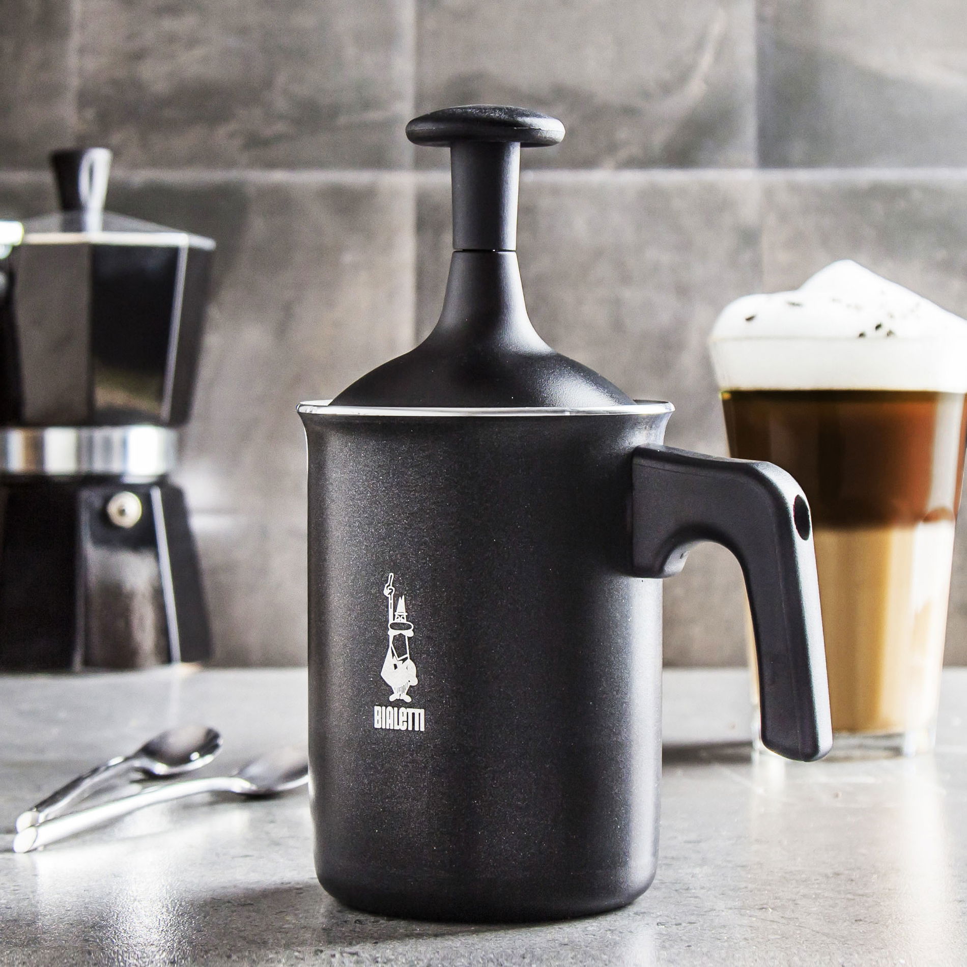 BIALETTI Tuttocrema čierny 0,16 l - ručný hliníkový šľahač na mlieko