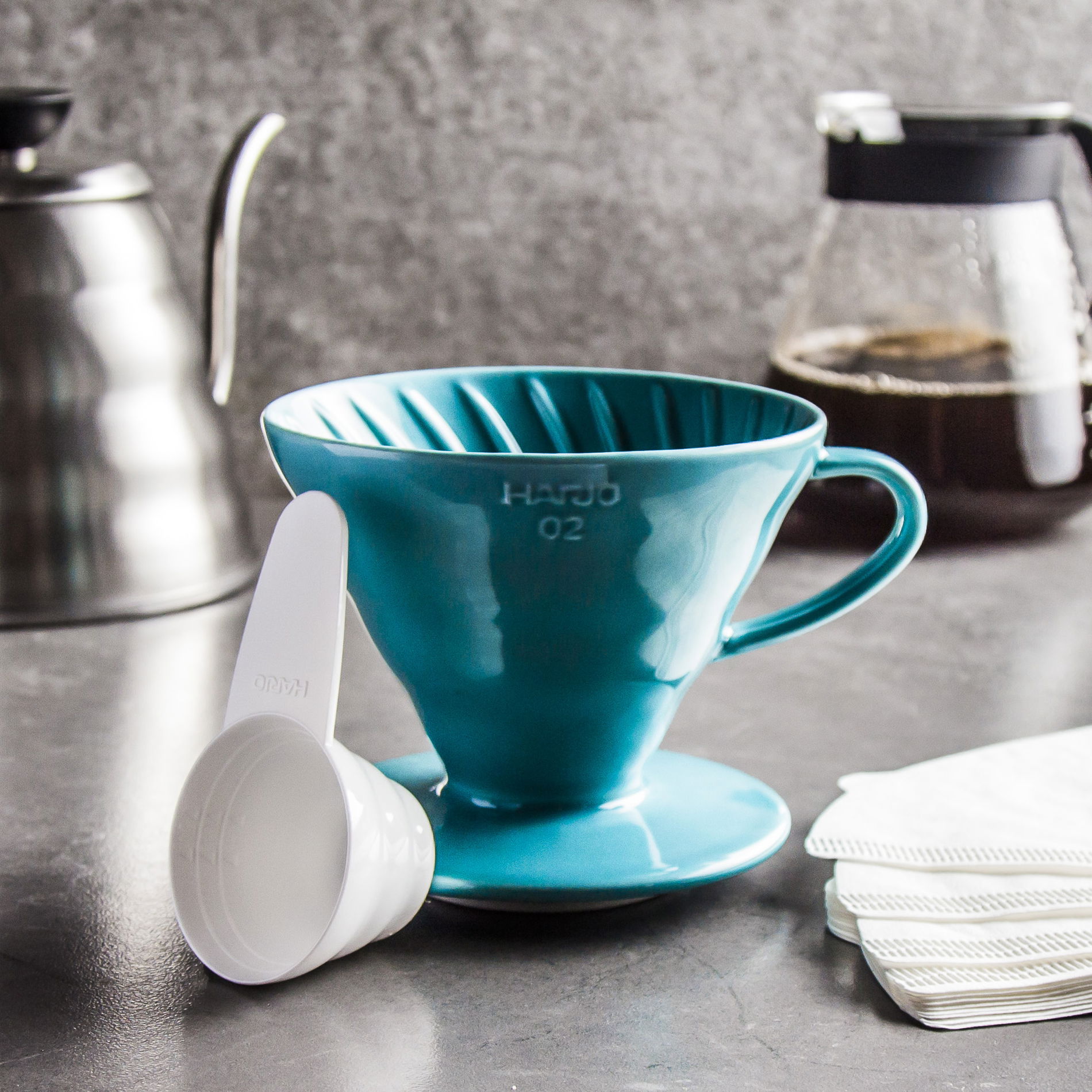 HARIO Dripper V60-02 tyrkysový – keramický dripper/filtr na kávu