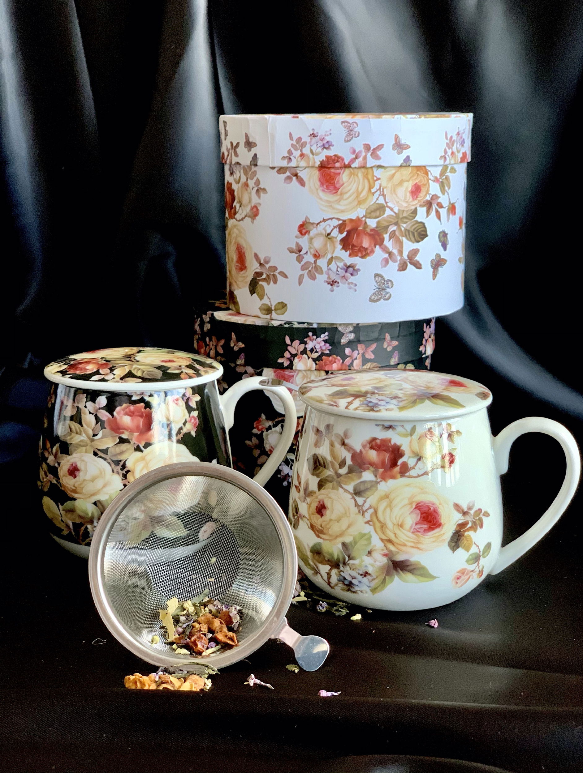 Porcelánový hrnček s čajovým infúzerom a vekom DUO ROMANTIC ZAHRA BIELY 430 ml