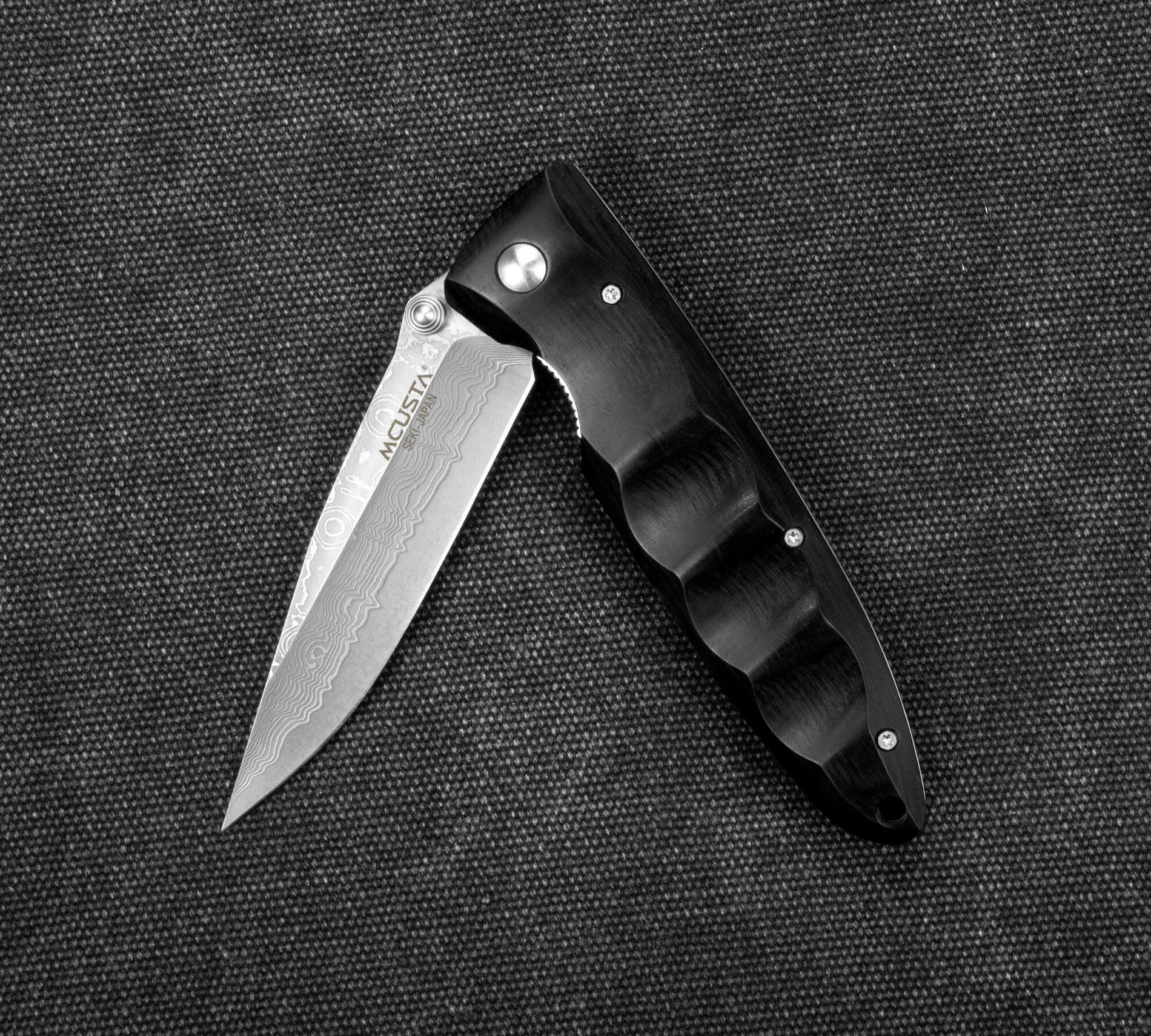 MCUSTA Classic Wave Black Pakka Damascus 8,5 cm - japoński nóż survivalowy składany ze stali damasceńskiej