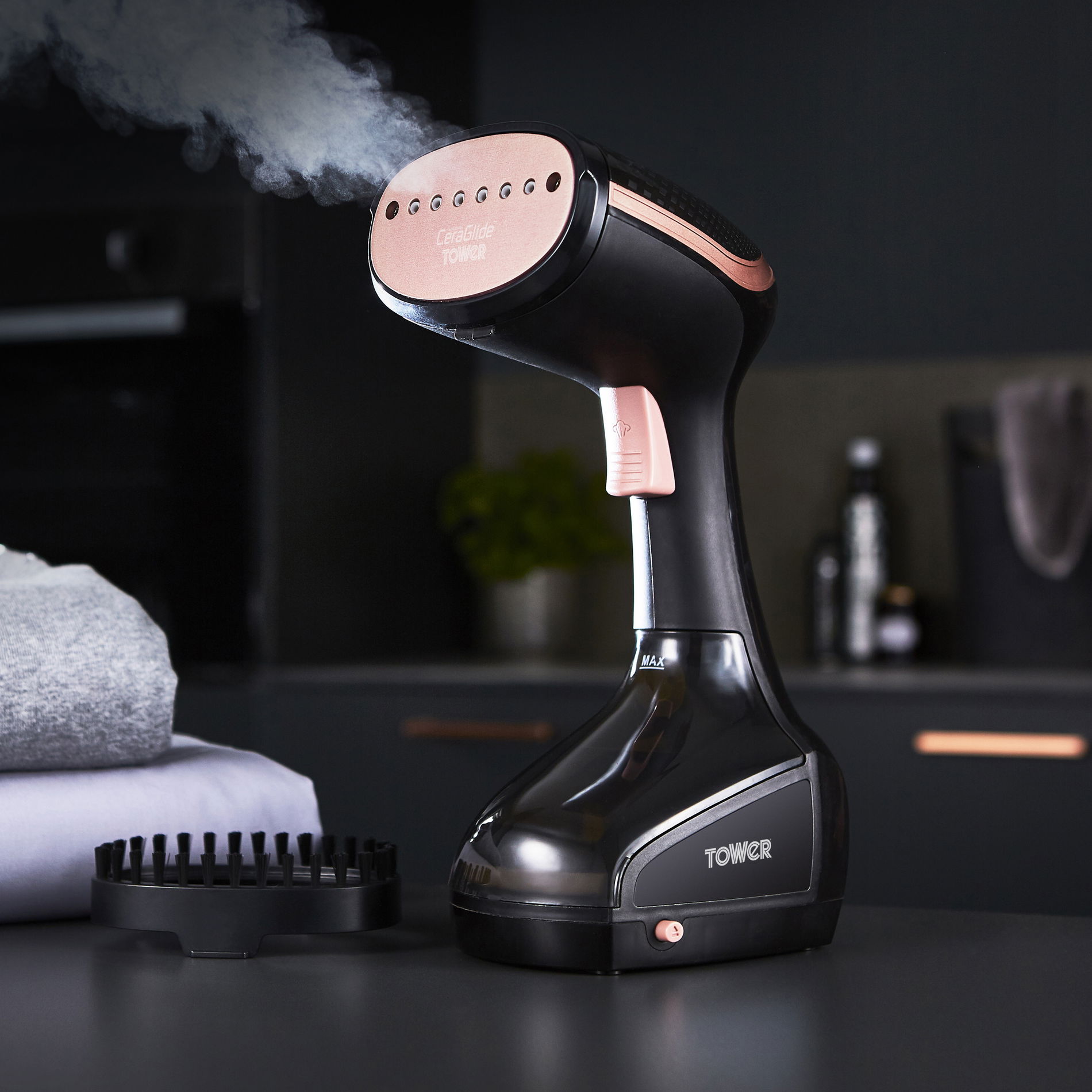 Ruční napařovač oděvů s keramickou deskou TOWER T22014RGB 1000 W