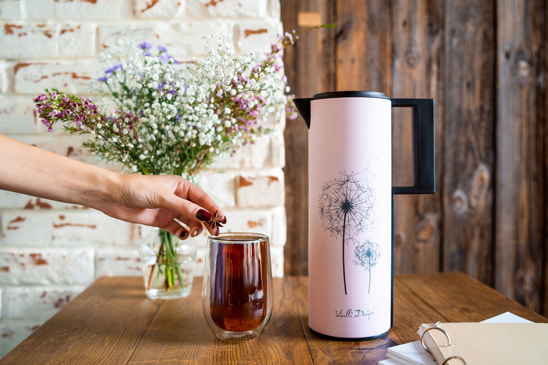 VIALLI DESIGN Corto 1 l růžová – termoska na čaj a kávu se skleněnou vložkou