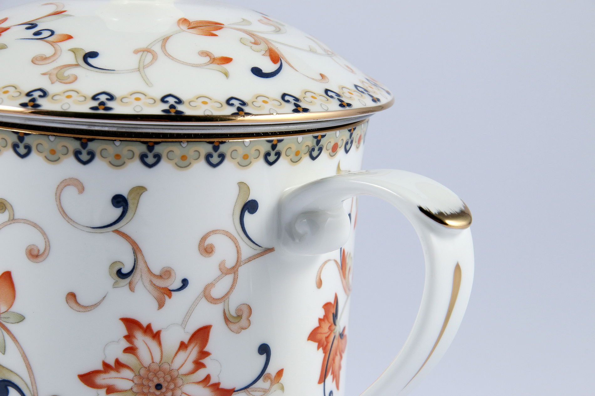 Kubek porcelanowy z zaparzaczem i pokrywką 380 ml