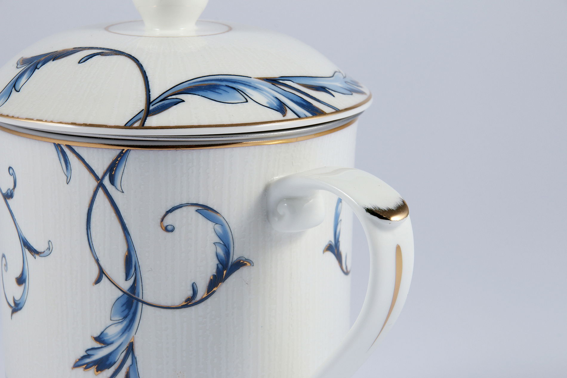 Porcelánový hrníček s infuzérem a víkem 380 ml