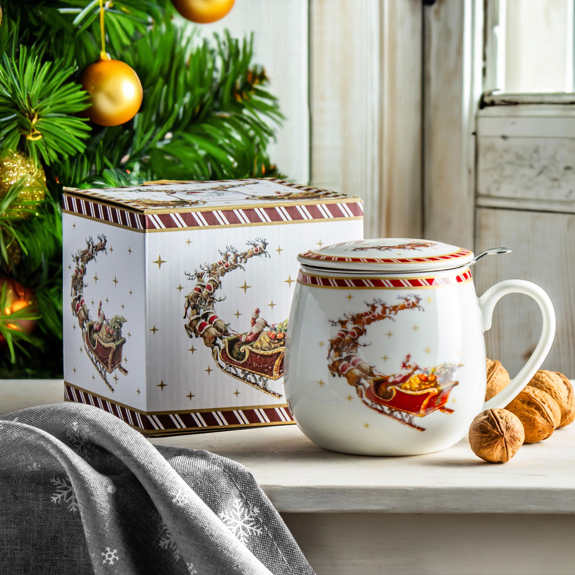 Porcelánový hrnček s čajovým infúzerom a vekom DUO SANTA ON SLEIGH 430 ml
