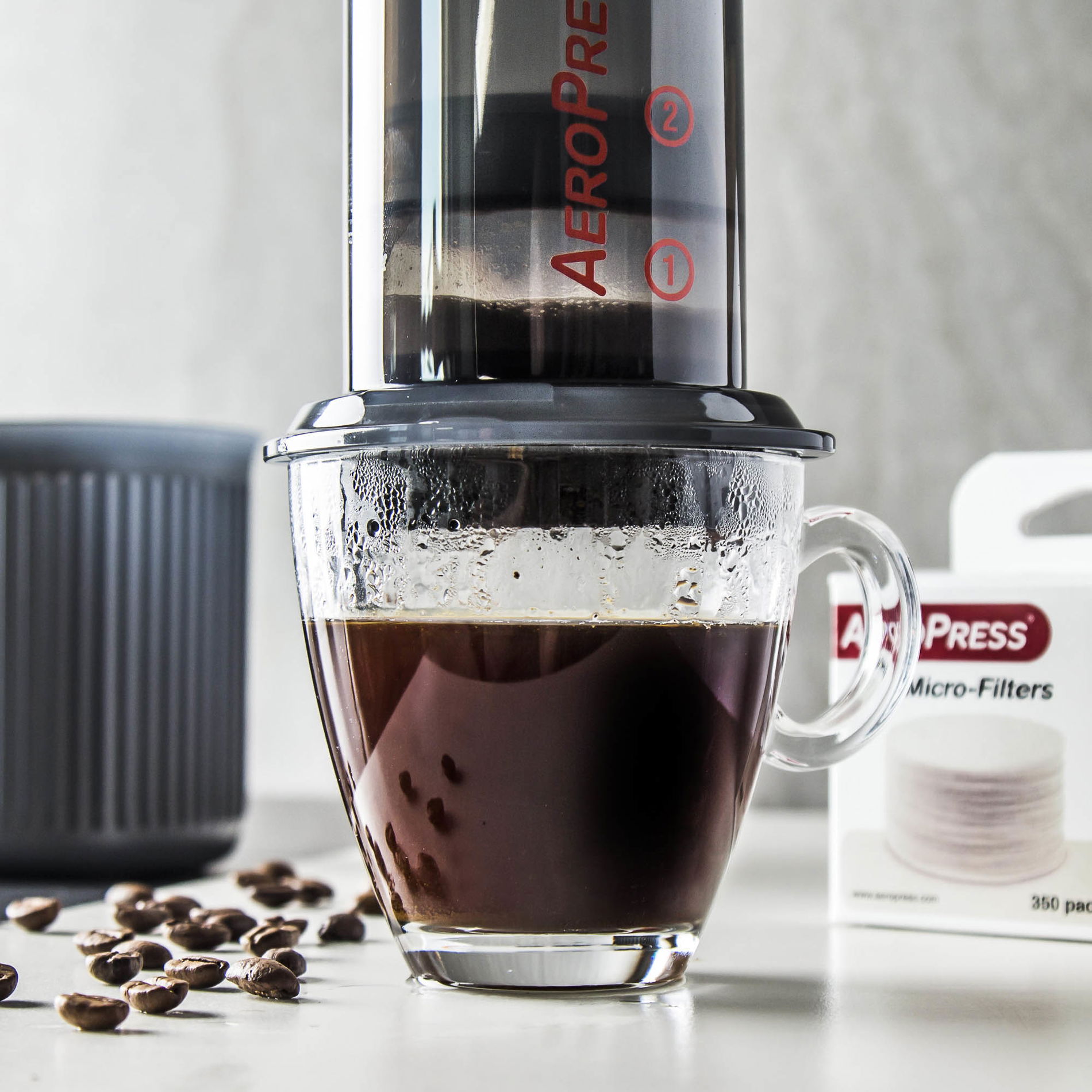 AEROPRESS Go 237 ml černá - plastový kávovar s šálkem