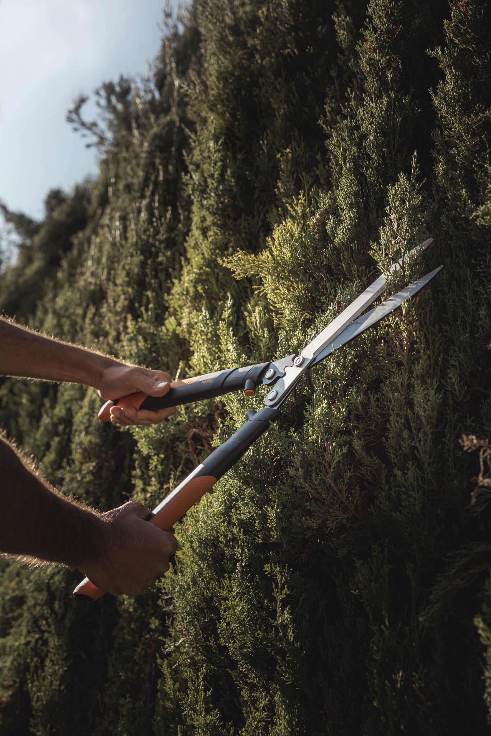 FISKARS PowerGearX HSX92 čierne - záhradné nožnice na živý plot oceľové