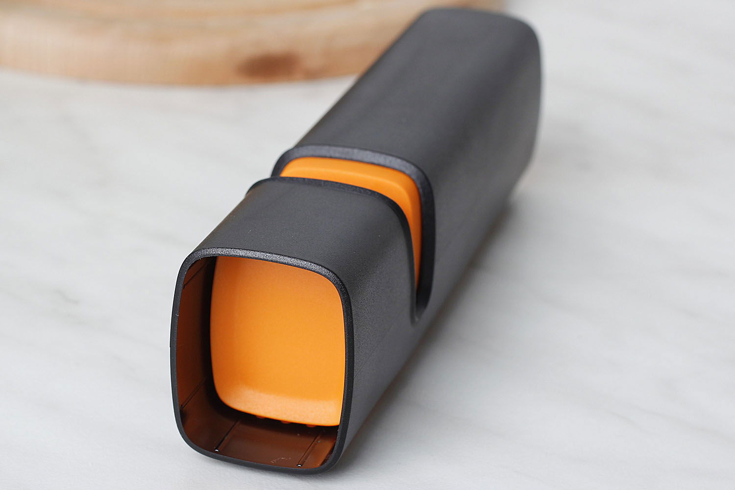FISKARS Edge čierna - keramická brúska na nože