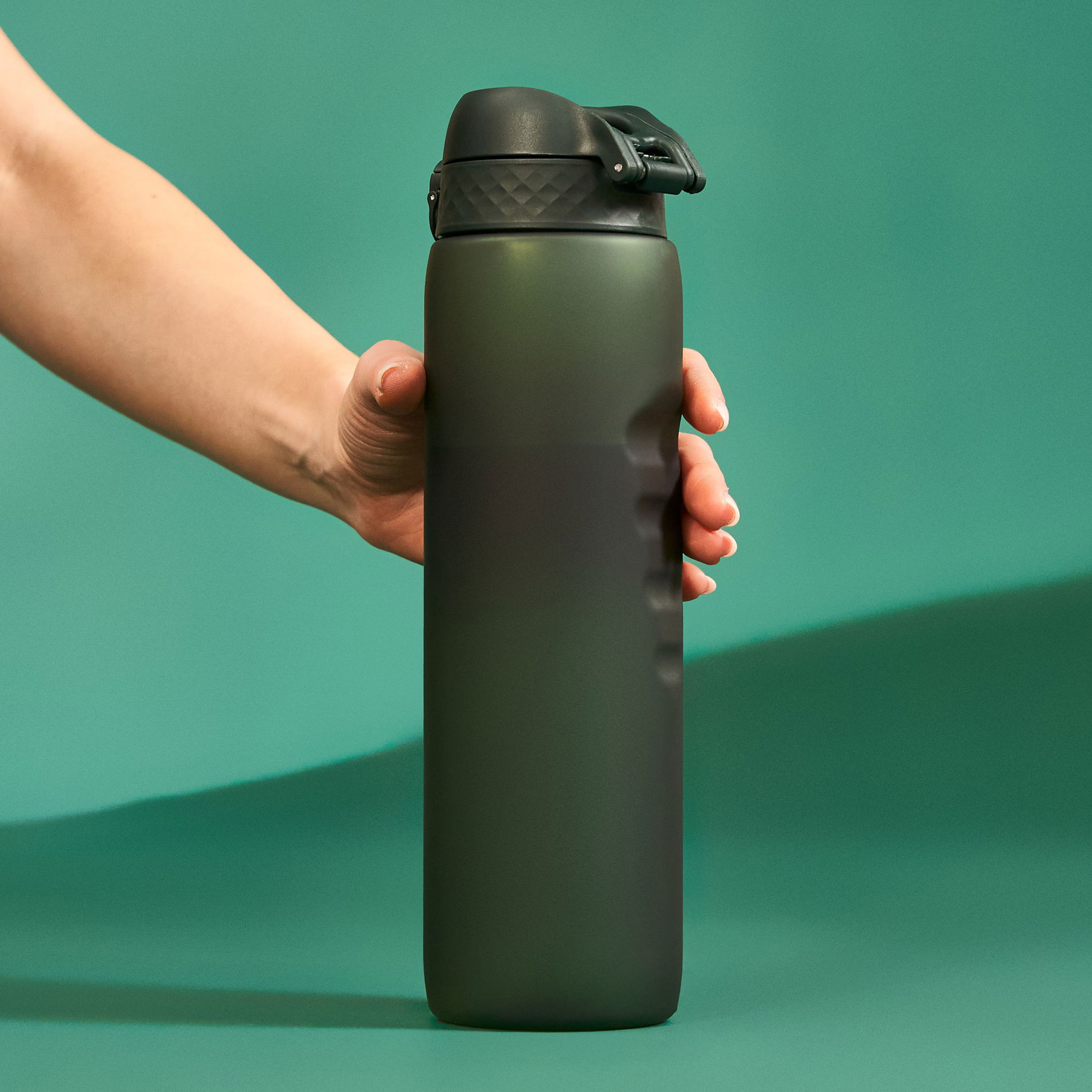 ION8 Recyclon Dark Green 1 l - fľaša / bidón na vodu a nápoje