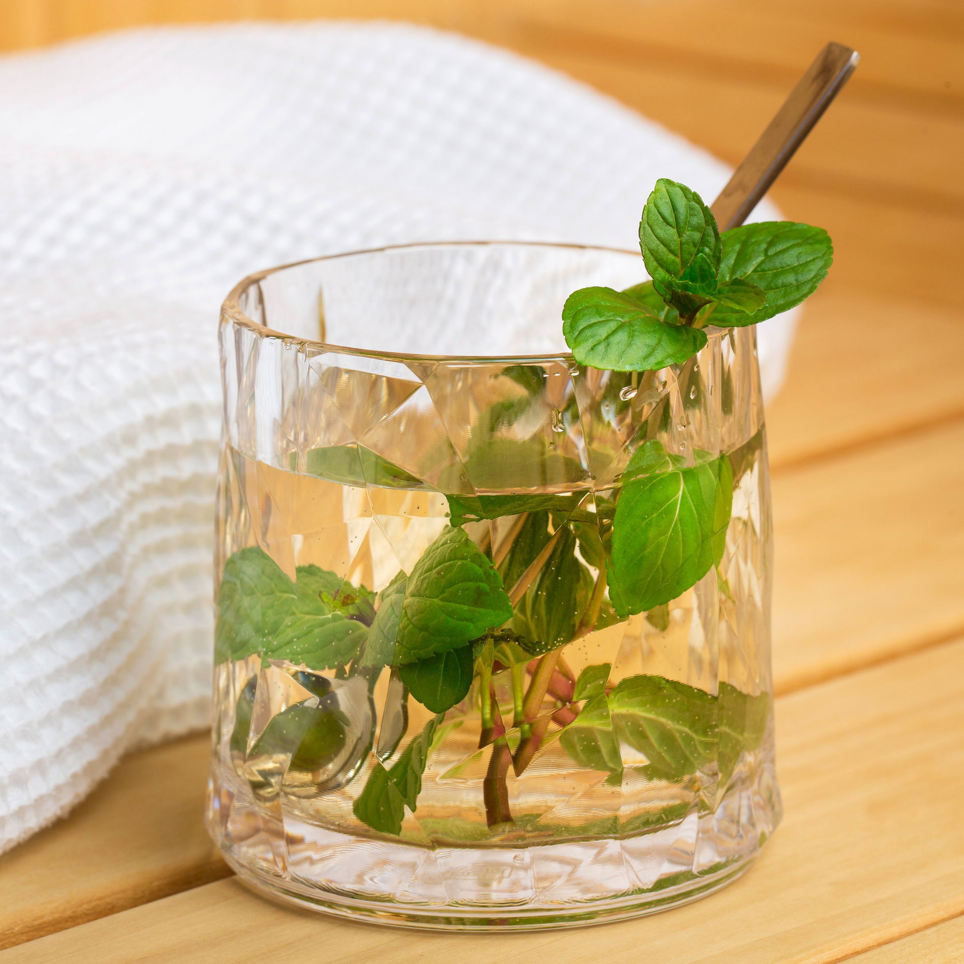 KOZIOL Club 250 ml zelená - plastová sklenička na vodu, limonádu a drinky