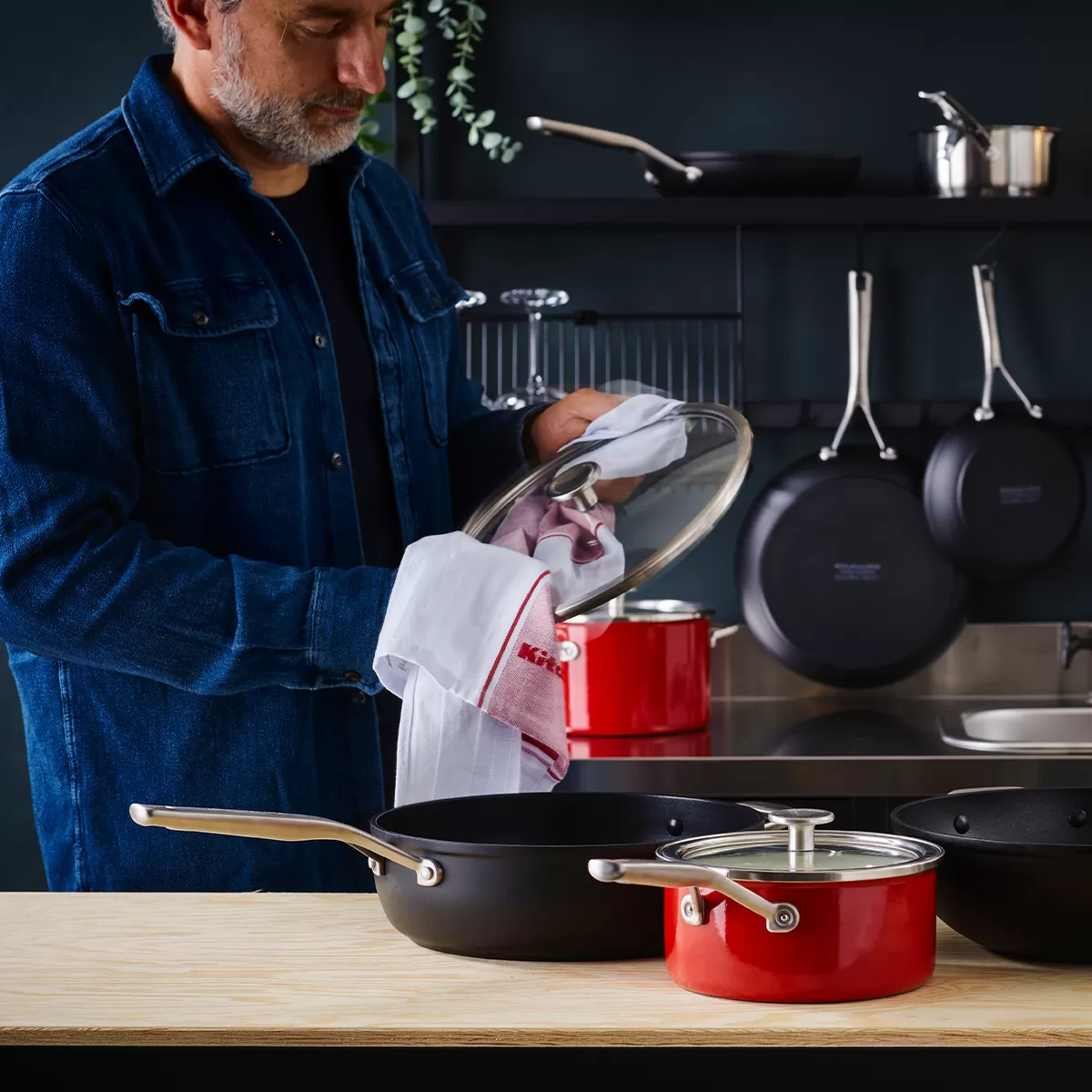KITCHENAID Steel Core Enamel 2 l červený - smaltovaný kastrol s pokličkou