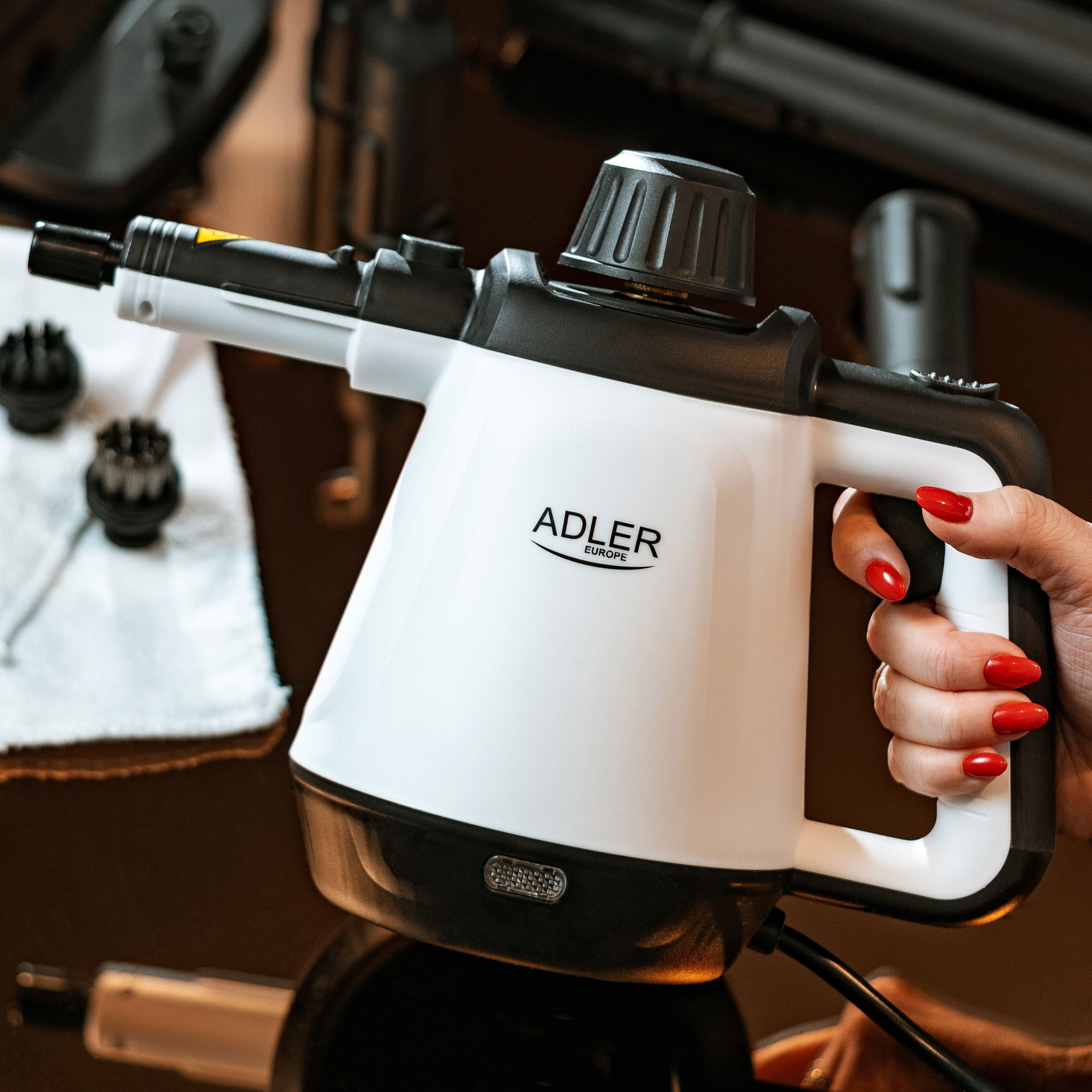 ADLER AD 7038 2000 W - Parní čistič