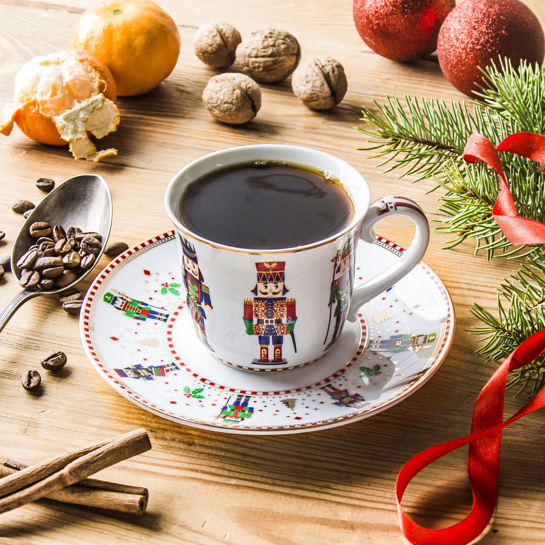 Porcelánový šálek na čaj a kávu s podšálkem CHRISTMAS IN EASY LIFE CREMAL 200 ml