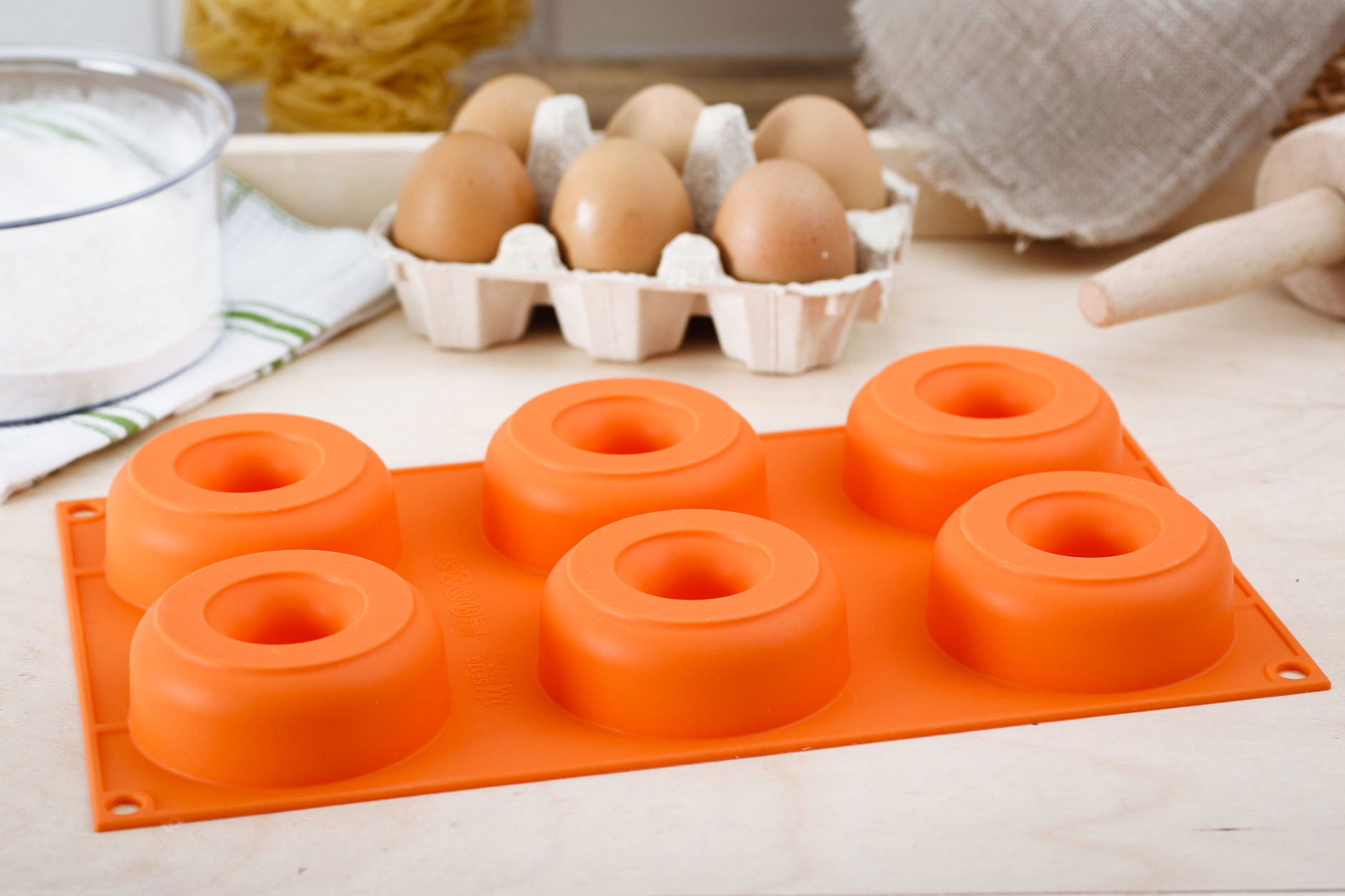 SILIKOMART Donuts oranžová - silikonová forma na 6 zákusků