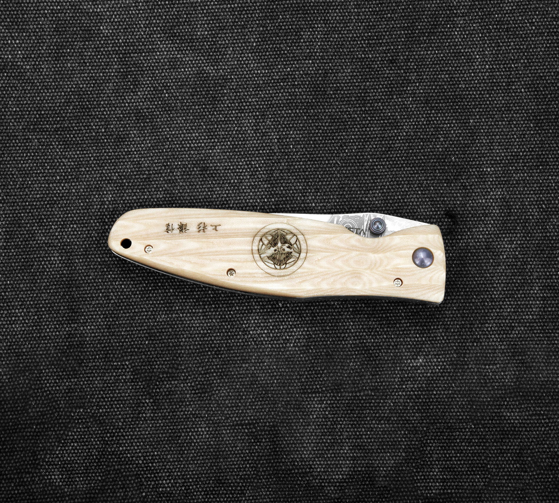 MCUSTA Sengoku White Micarta Damascus 8,5 cm - japoński nóż survivalowy składany ze stali damasceńskiej