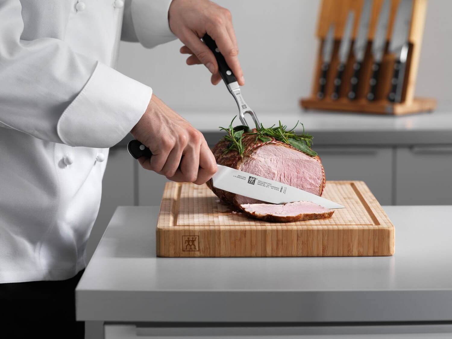 ZWILLING Pro - vidlička a nôž na mäso z nerezovej ocele