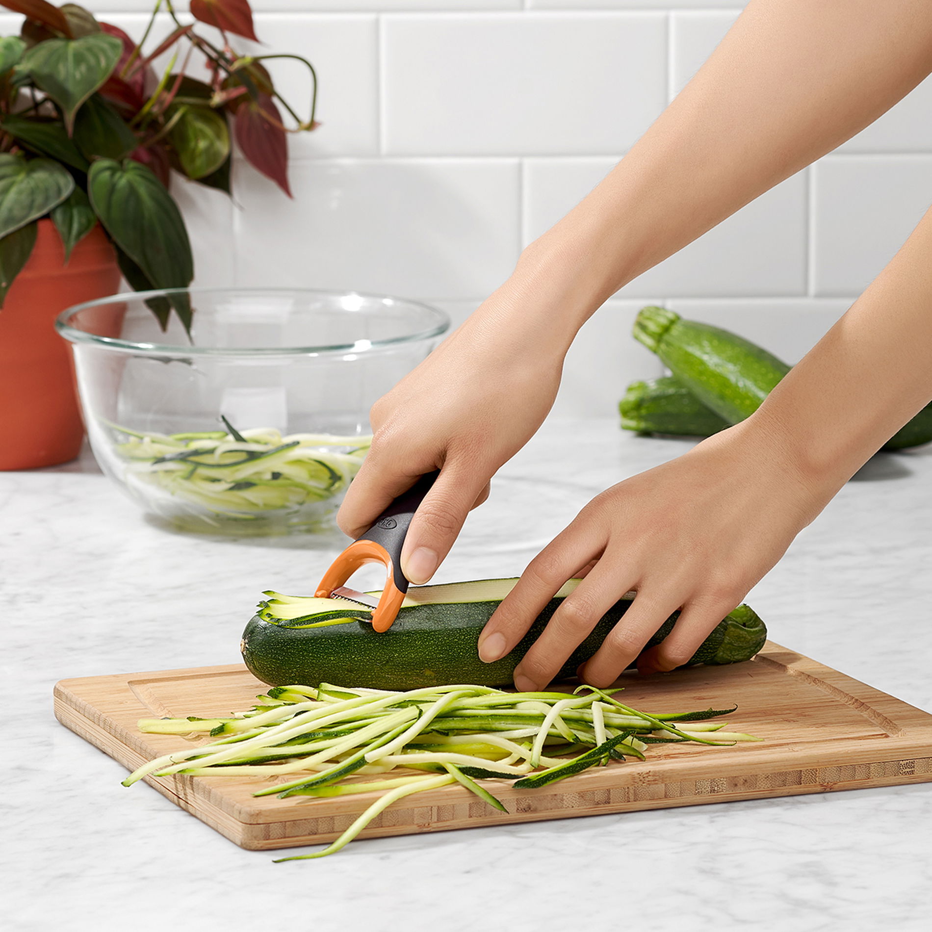 OXO GOOD GRIPS Maccarao černá - ocelová škrabka Julienne