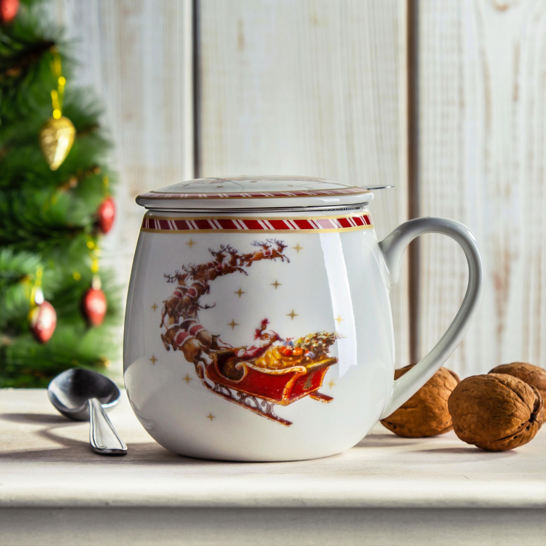 Porcelánový hrnček s čajovým infúzerom a vekom DUO SANTA ON SLEIGH 430 ml
