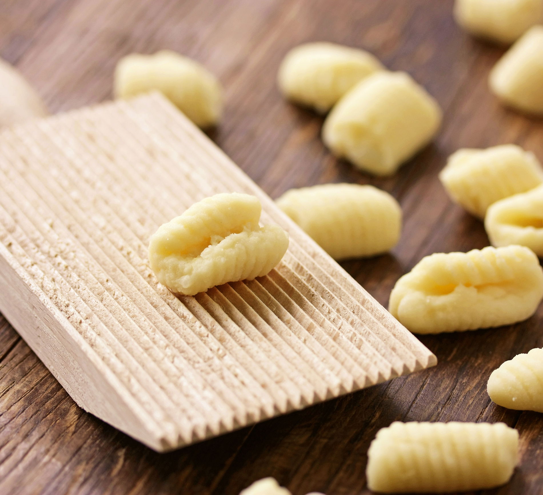 KUCHENPROFI Pastacasa - deska do klusek gnocchi i garganelli drewniana z wałkiem