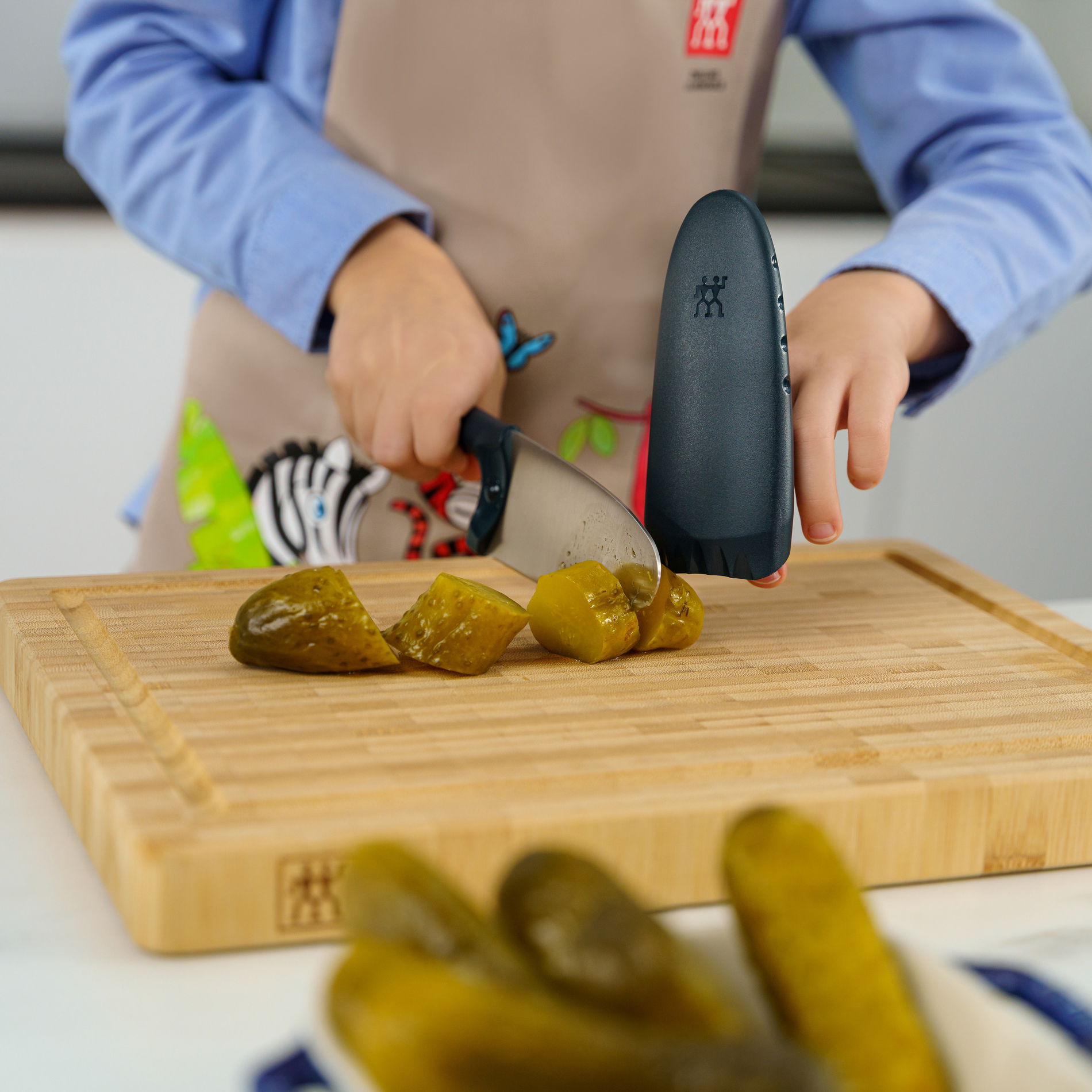 ZWILLING Twinny 10 cm modrý - nůž šéfkuchaře z nerezové oceli z osłonką