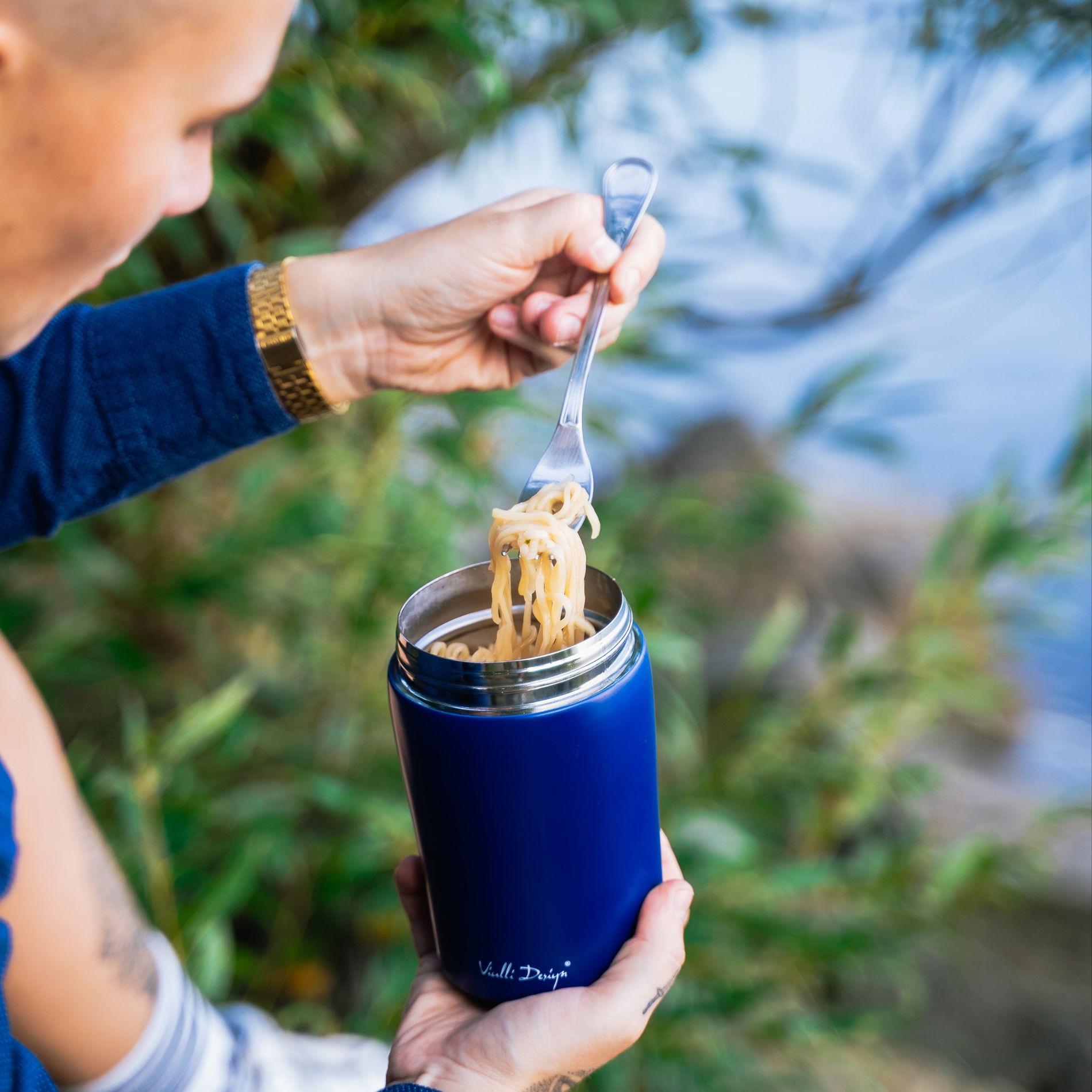 VIALLI DESIGN Fuori 0,5 l v barvě námořnické modři – nerezová termoska na potraviny