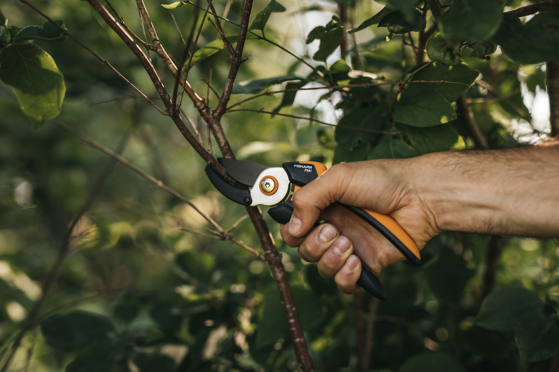 FISKARS Solid Pruner P361 čierny - záhradné kovadlinové oceľové nožnice