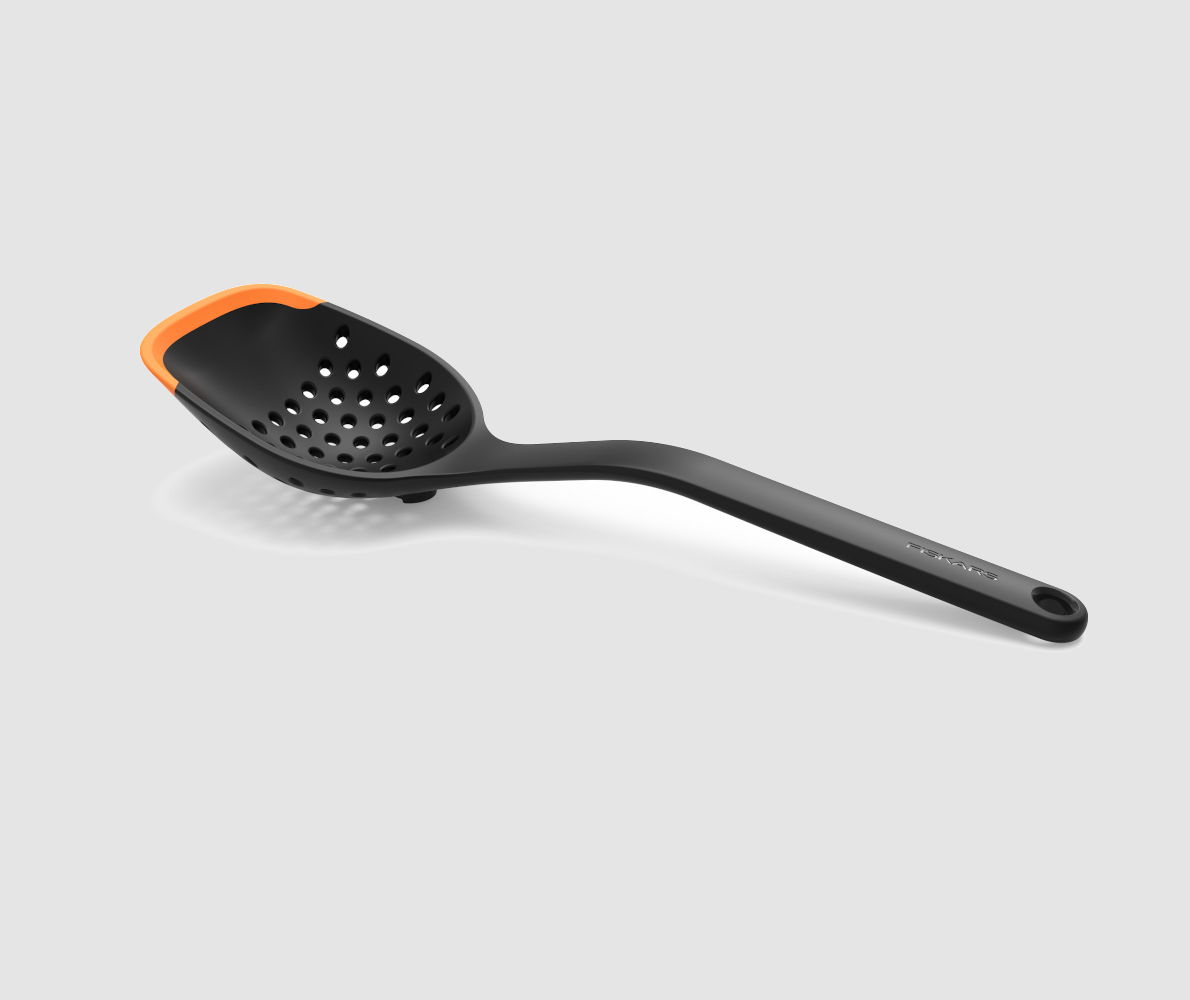 FISKARS Functional Form Tension 30 cm czarna - łyżka cedzakowa / szumówka plastikowa