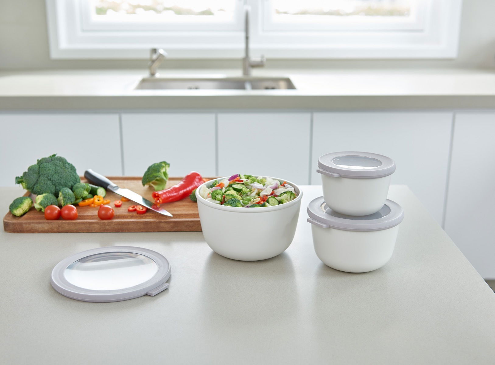 MEPAL Cirqula Nordic White 0,5 l popielata - miska kuchenna plastikowa z pokrywką