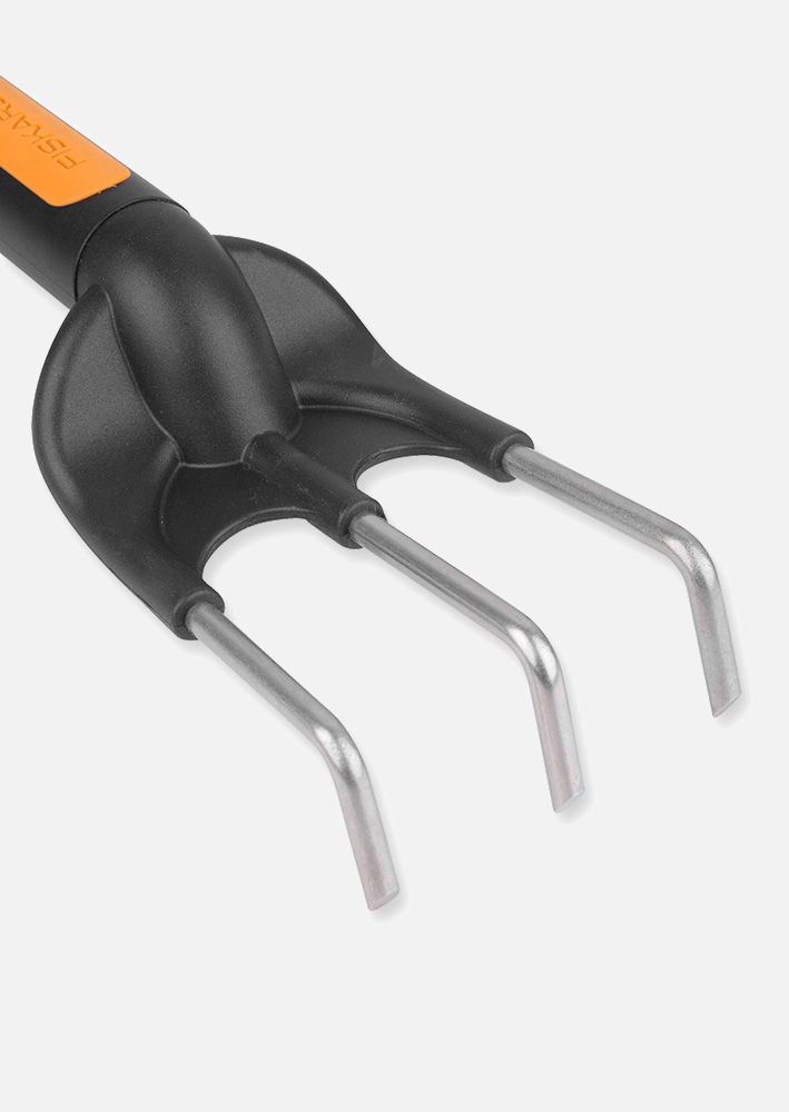 Zęby z wysokogatunkowej stali w pazurkach Fiskars Premium Planters Aero