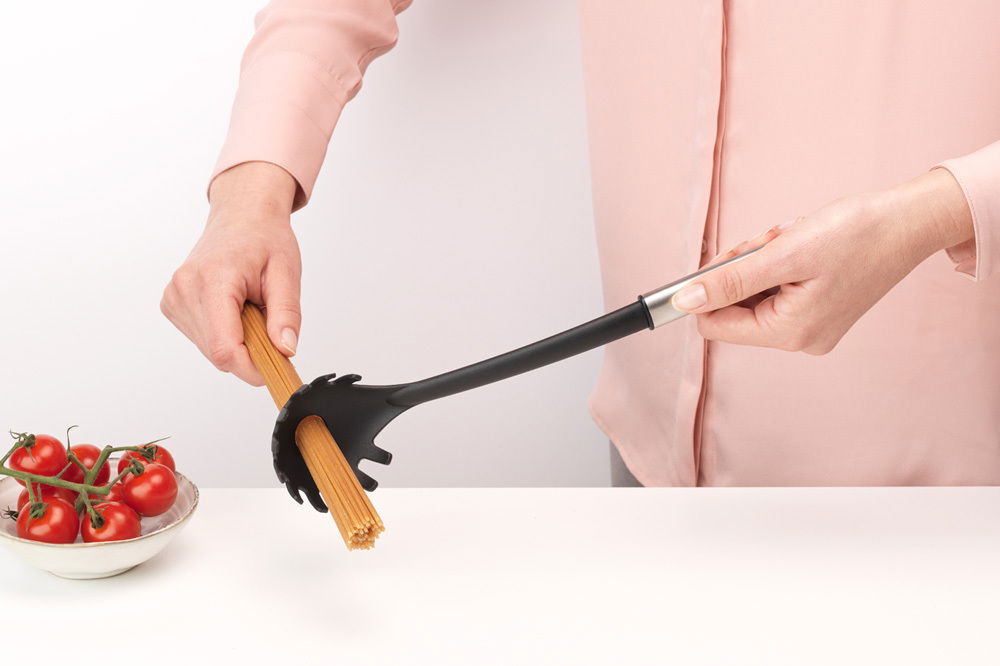 BRABANTIA Non Stick Profile 35,5 cm czarna - łyżka do makaronu nylonowa