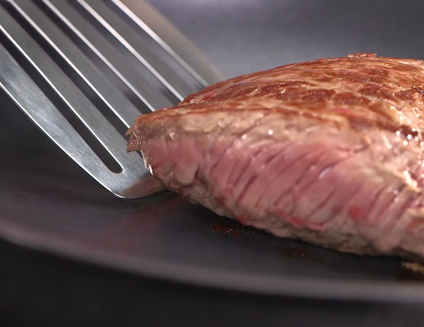 Aluminiowy korpus i tytanowa powłoka nieprzywierająca Aluminiowy korpus i tytanowa powłoka nieprzywierająca