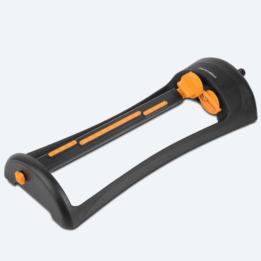 FISKARS Water Saving Sprinkler M czarny - zraszacz ogrodowy wahadłowy do trawy FISKARS Water Saving Sprinkler M czarny - zraszacz ogrodowy wahadłowy do trawy
